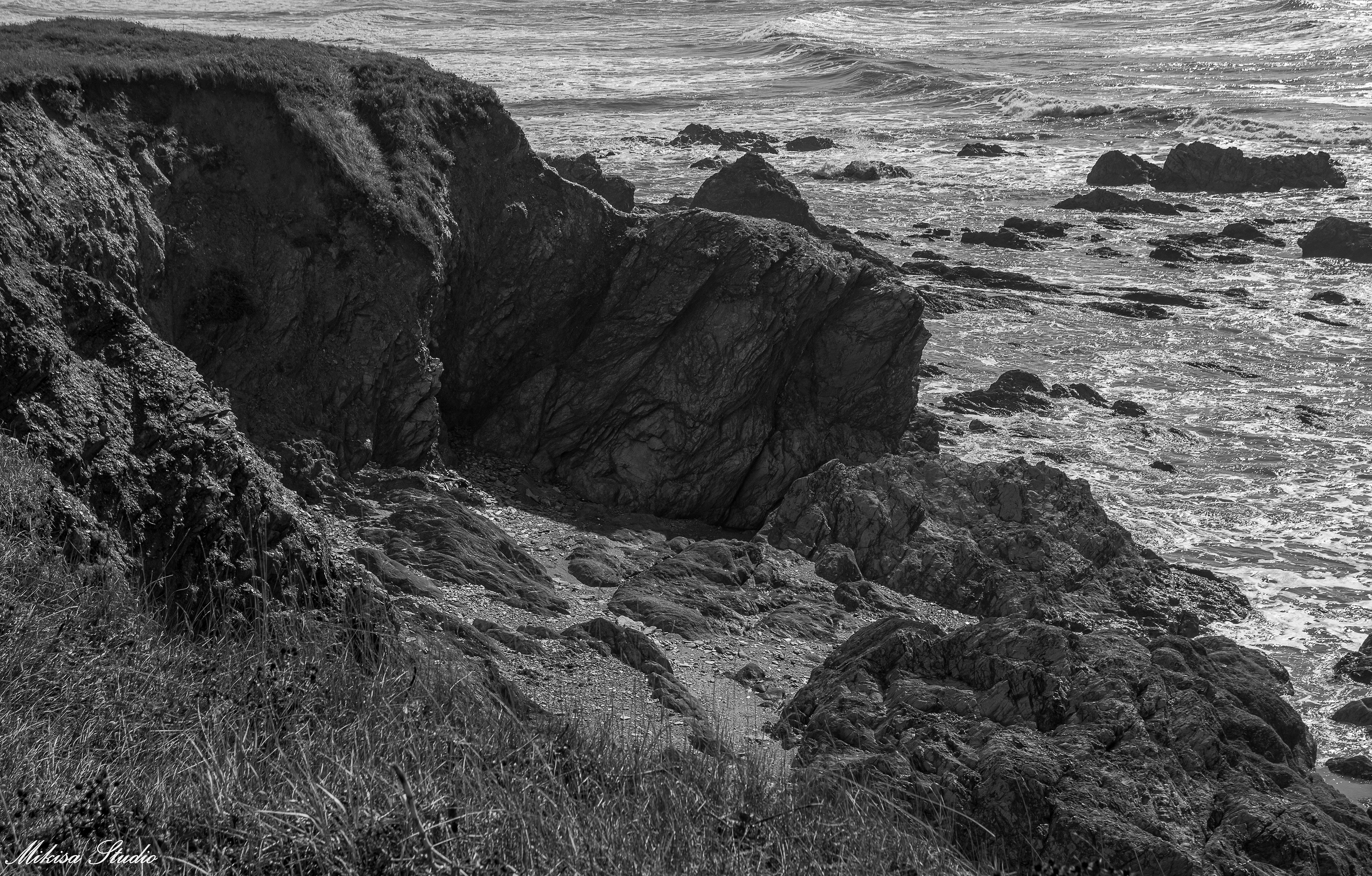 Corniche et récifs de Brétignolles Sur Mer non loin de la crique de la Corque, photo noir et blanc 77