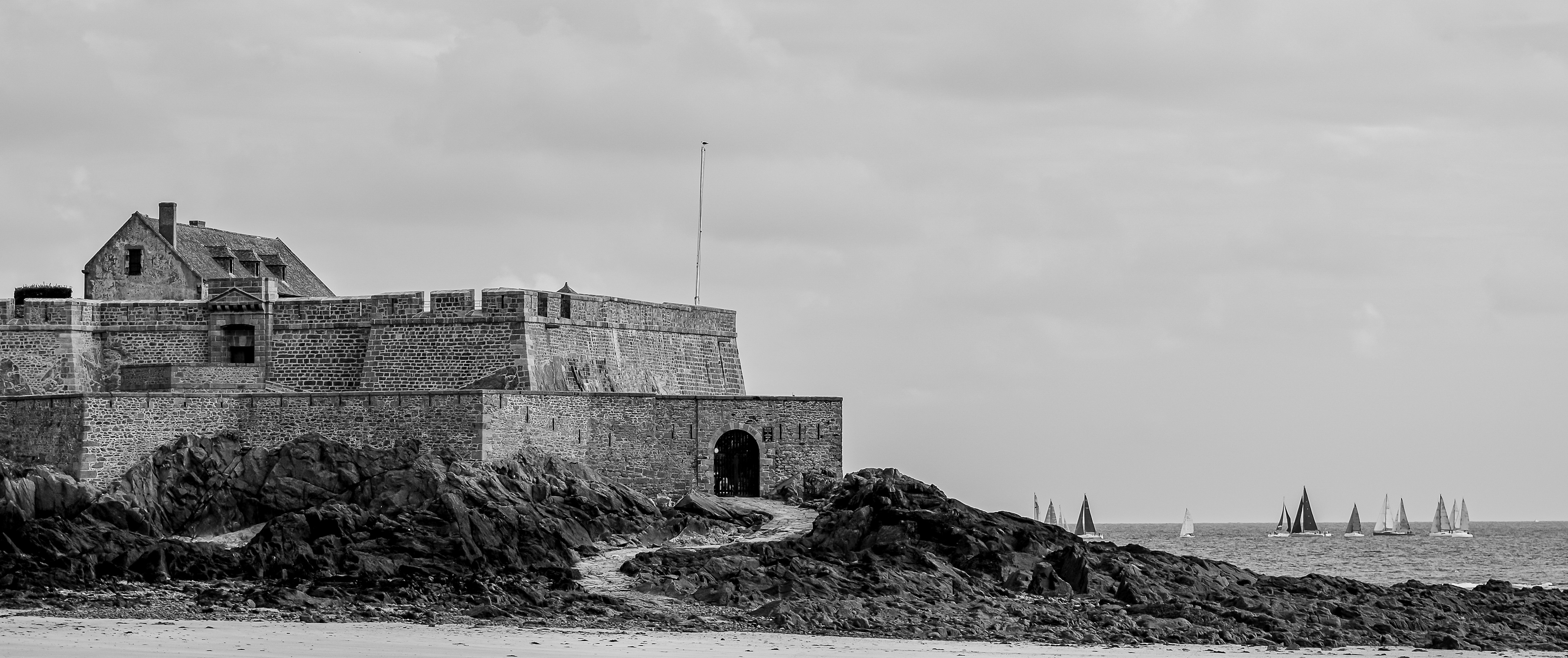 Fort National faisant apparaître sa plage à marais basse, monument emblématique du paysage malouin à Saint Malo, datant de 1689 par l’architecte Vauban, photo noir et blanc 117