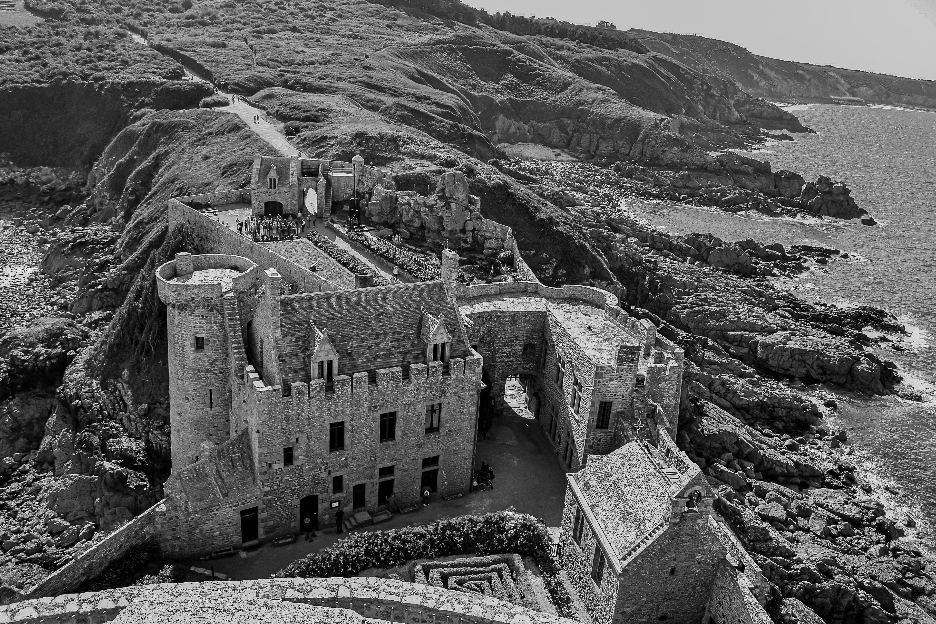 Château de la Roche Goyon du donjon, en baie de Saint-Malo, Plévenon en Bretagne, photo noir et blanc 110.2