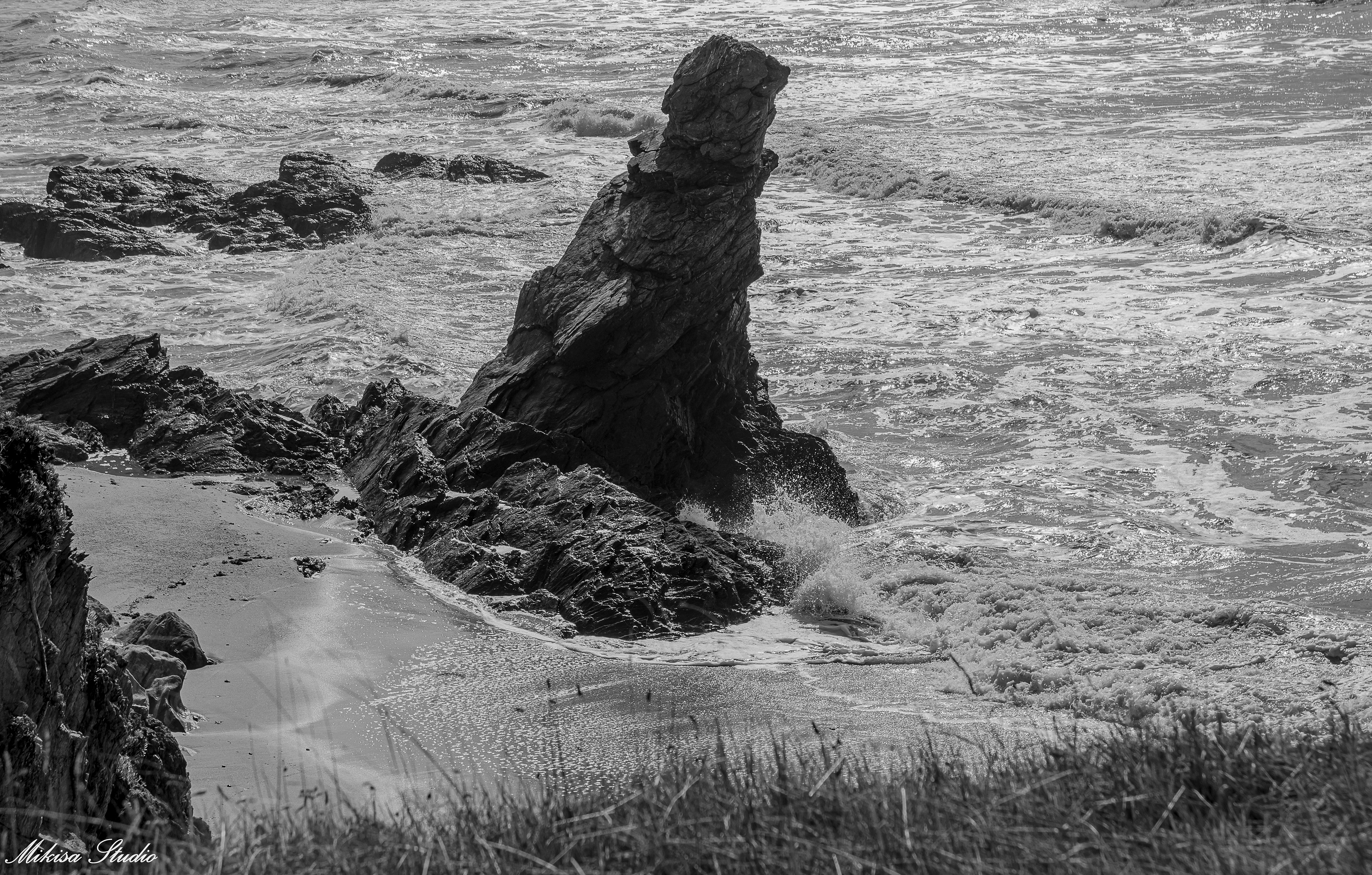 Rocher Sainte Véronique à marée montante, monolithe naturel, sur la crique de la Corque à Brétignolles Sur Mer, photo noir et blanc 78