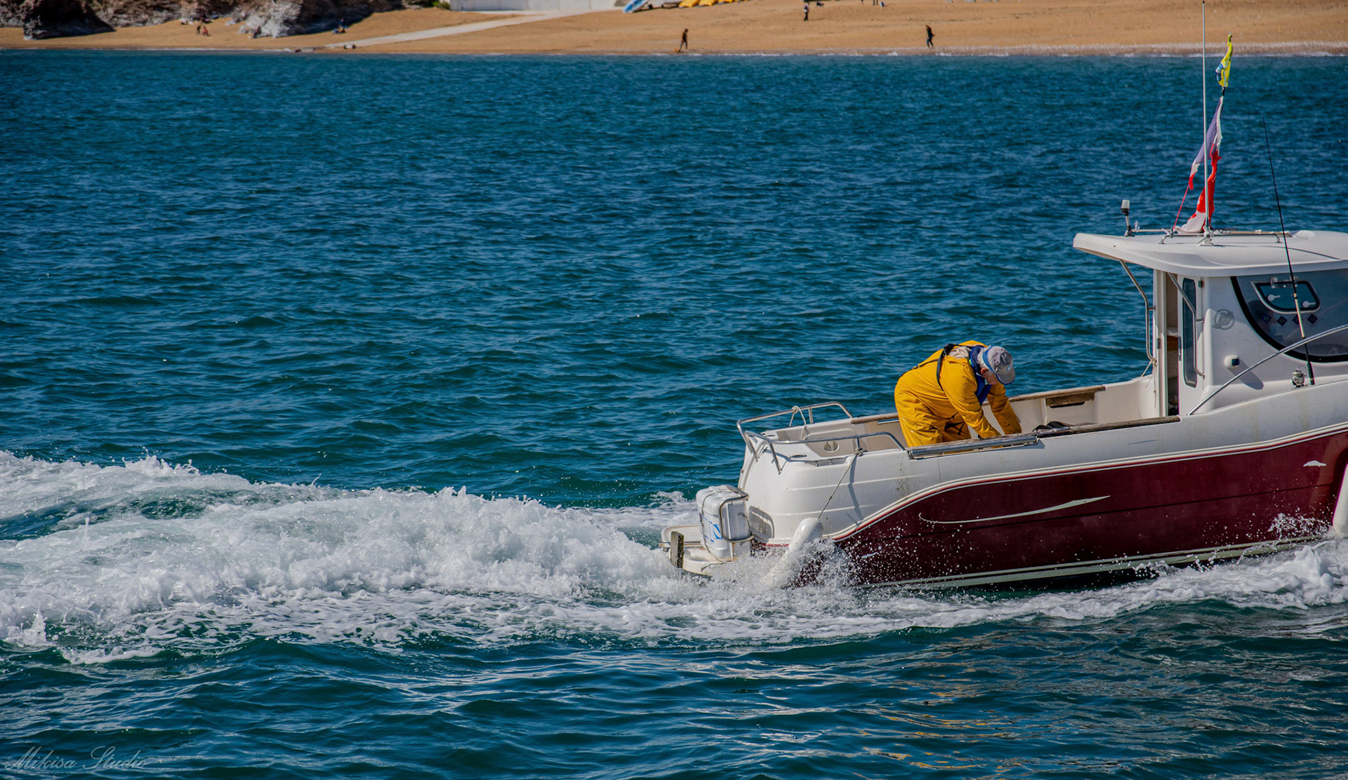 Un petit bateau de pêche rentrant de le chenal du port de Saint Gilles Croix de Vie, photo 17