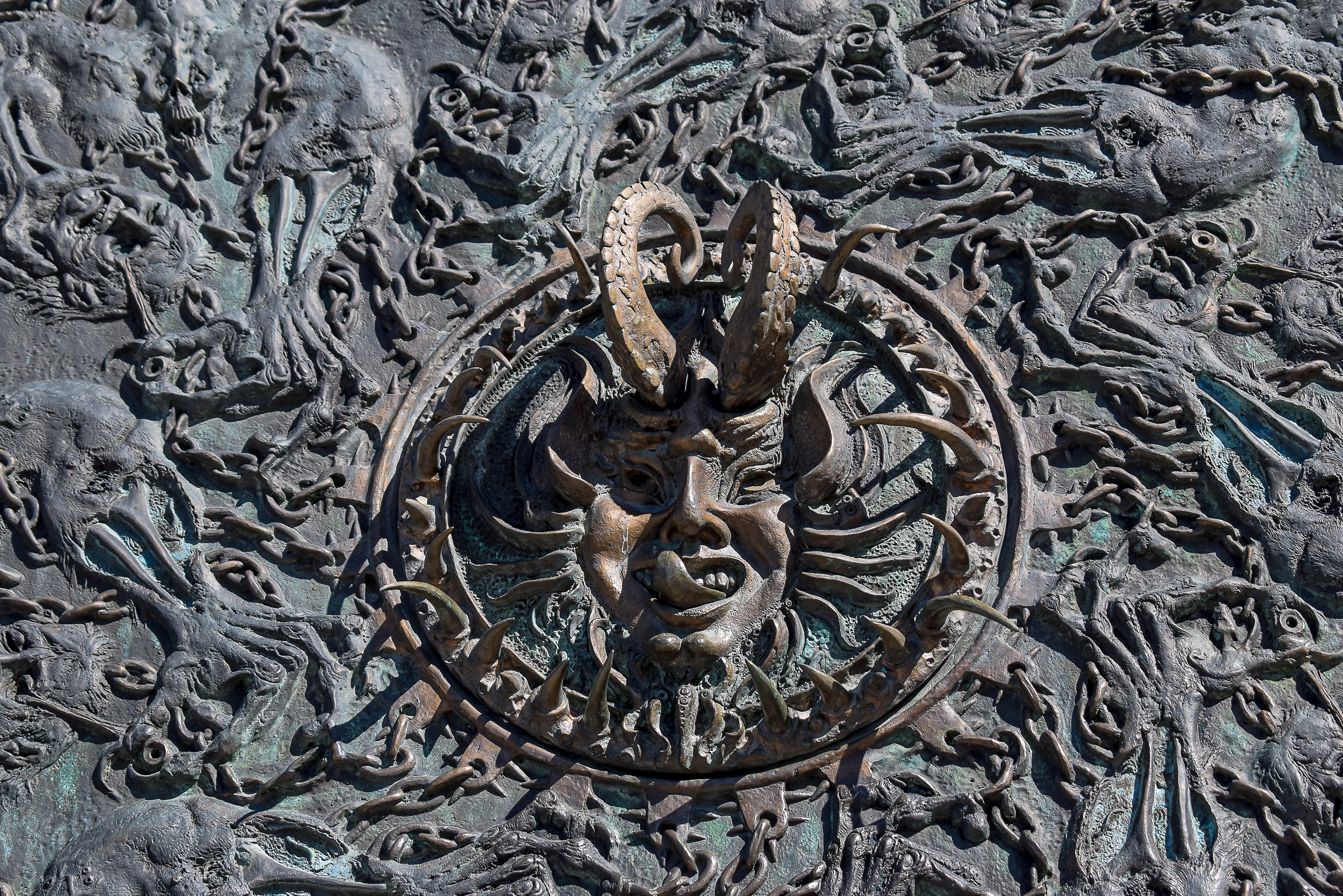 Château de Gruyères, boucliers en bronze de Mars (1997) oeuvre de Patrick Woodroffe, Suisse photo 35