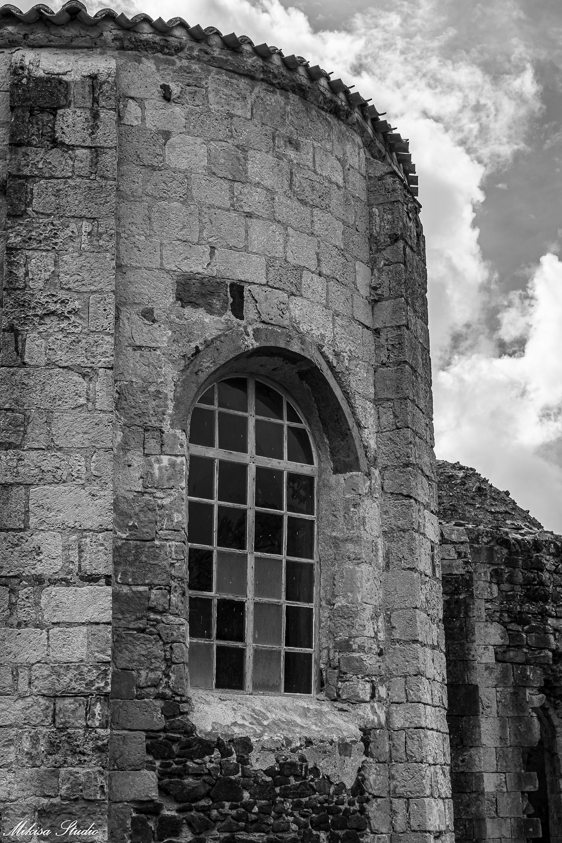 Chevet de l' église romane Saint Nicolas de Brem Sur Mer, Vendée France, photo noir et blanc 120