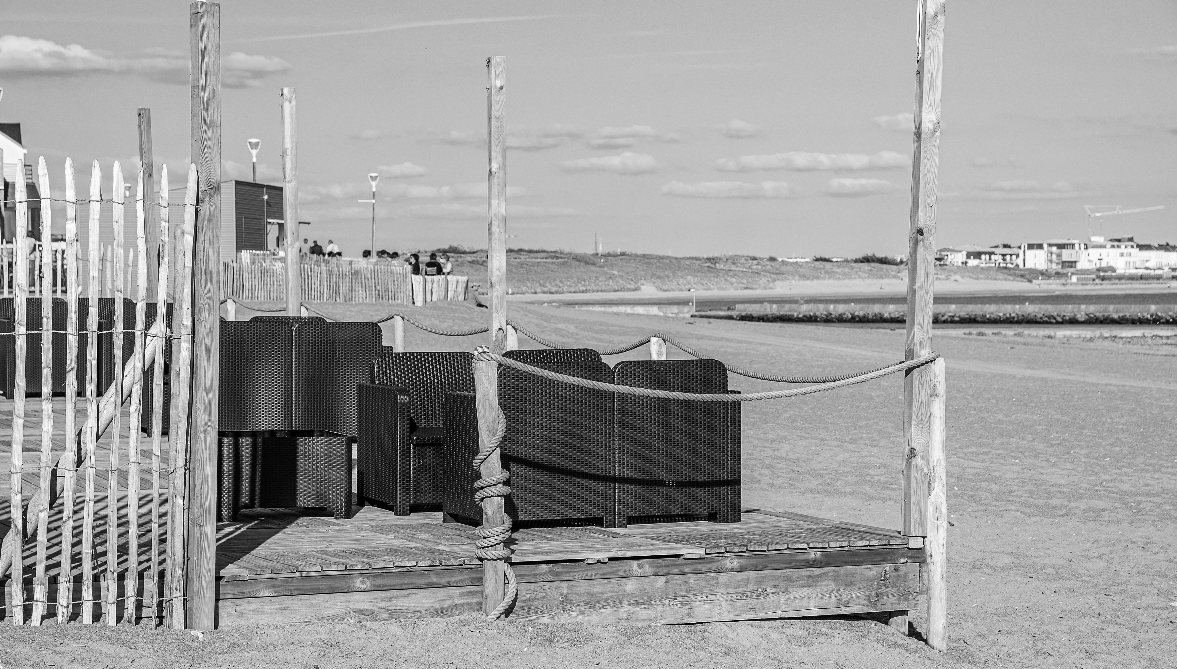 Une terrasse des cabanes de snacking de Boisvinet de Saint Gilles Croix de Vie, photo noir et blanc 26