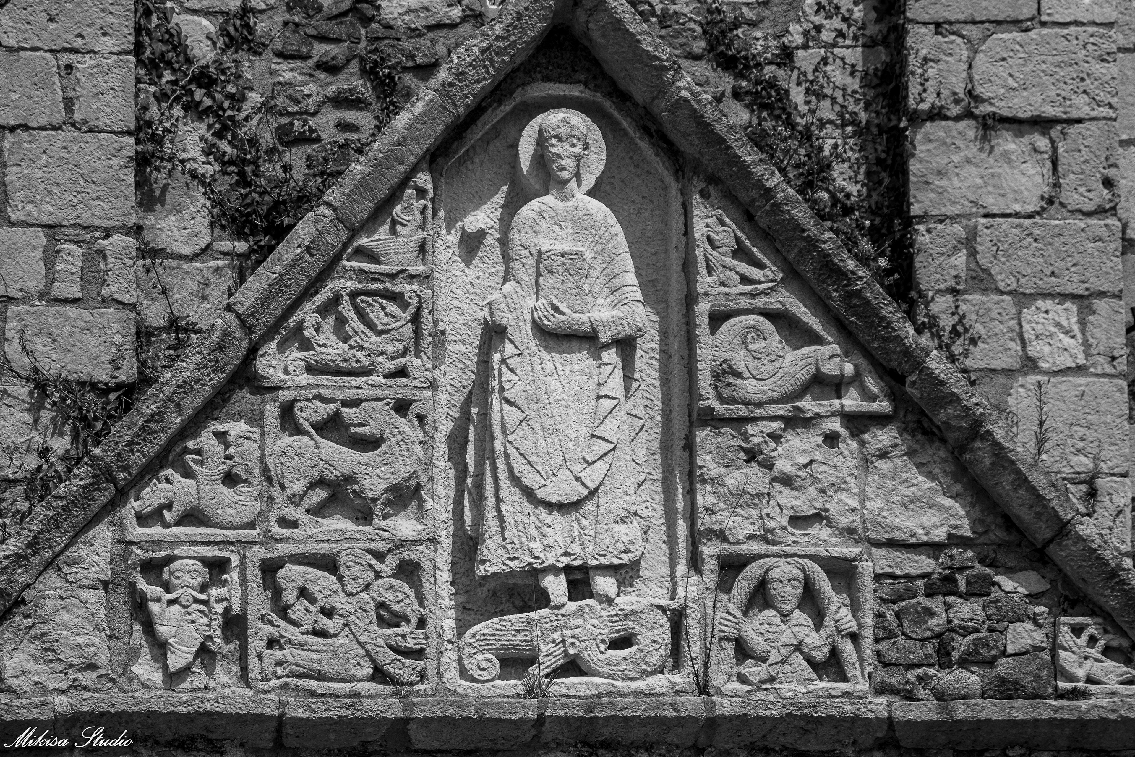 Fronton triangulaire comportant la statue de saint Nicolas, église romane de Saint Nicolas de Brem Sur Mer, Vendée France, photo noir et blanc 113