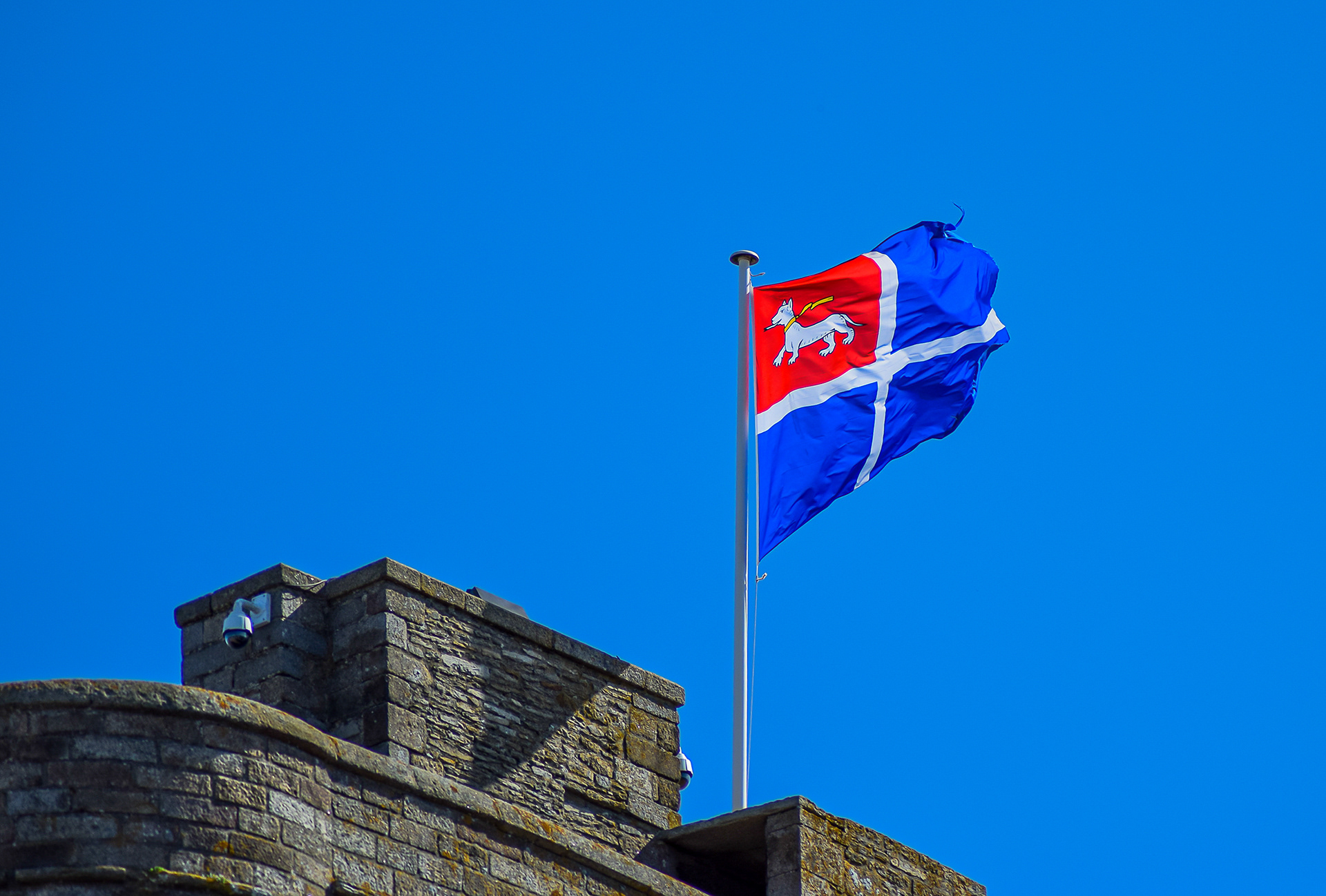 Drapeau malouin de Saint Malo flottant sur l'hôtel de ville, l'hermine des armoiries, photo 129
