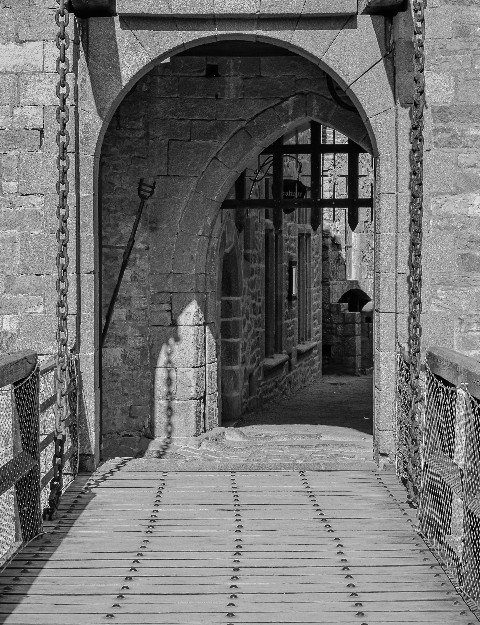 Entrée pont levis du Château de la Roche Goyon, Plévenon en Bretagne, photo noir et blanc 106