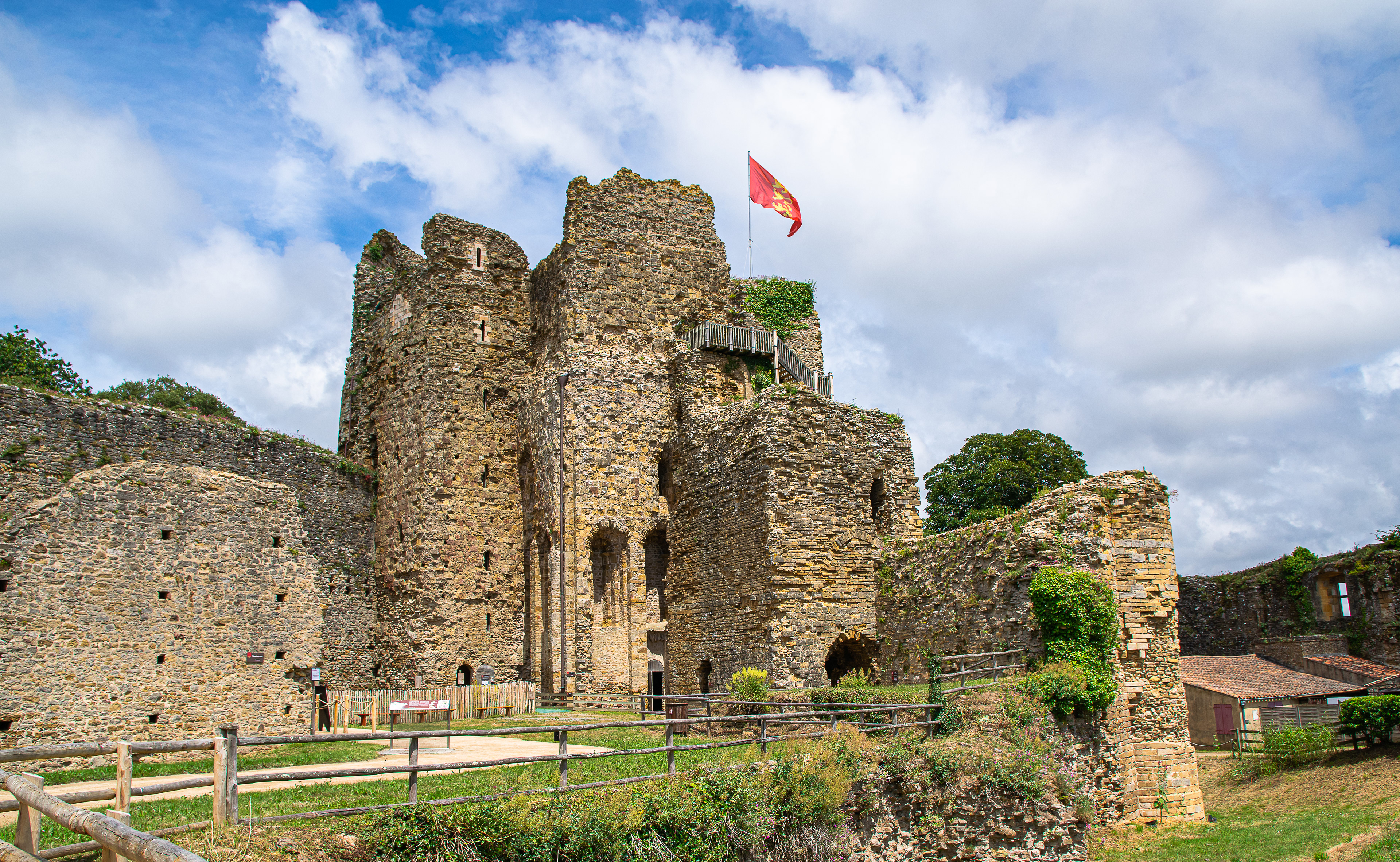 Château de Talmont, commune de Talmont-Saint-Hilaire, dans le département de la Vendée.91