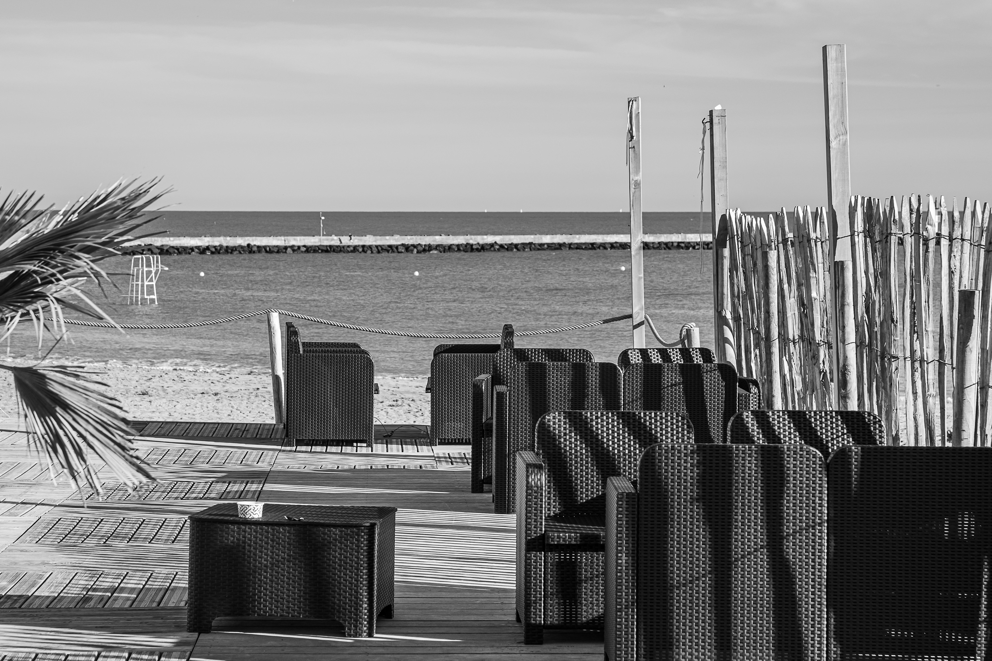 Une terrasse des cabanes de snacking de Boisvinet de Saint Gilles Croix de Vie, photo noir et blanc 29