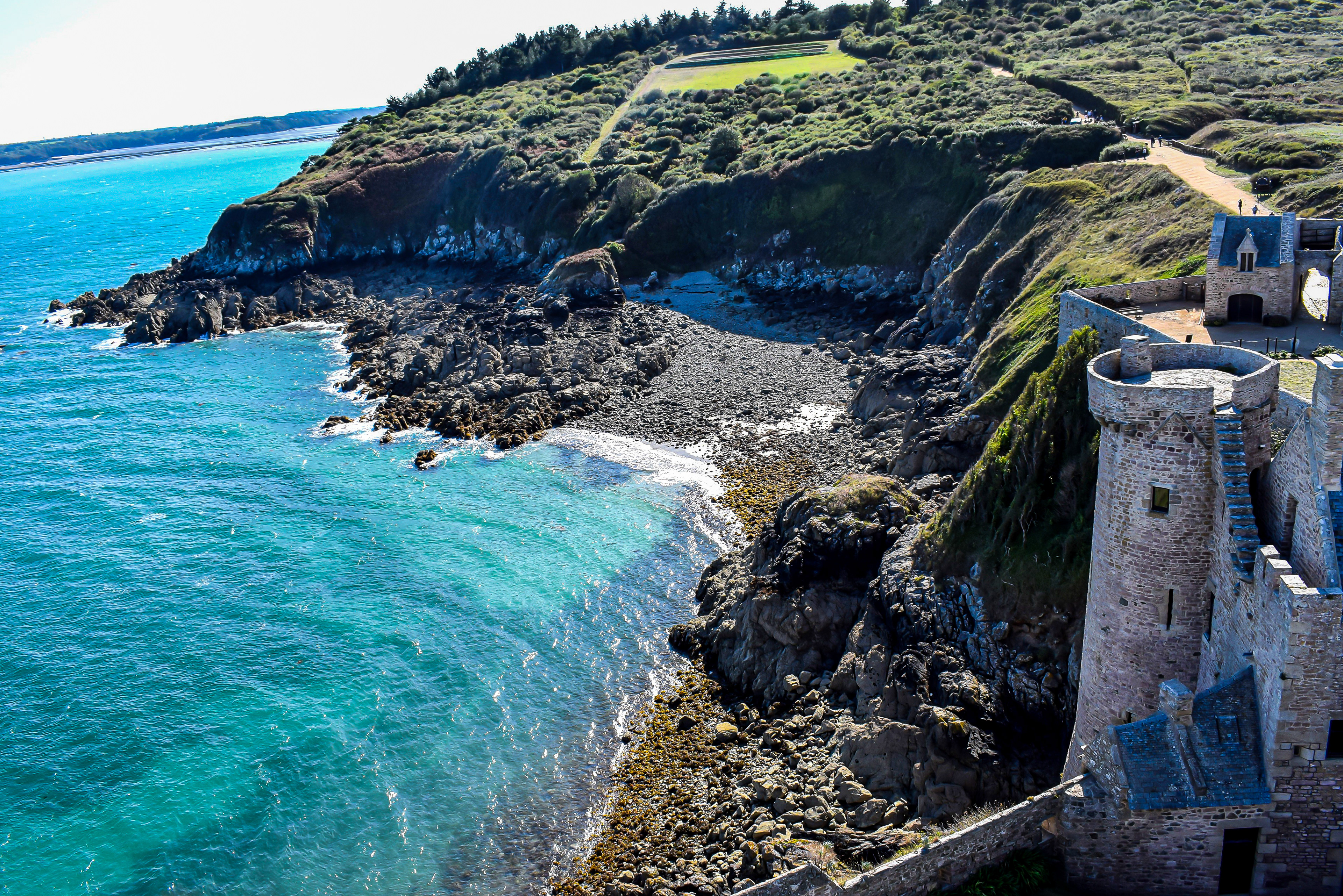 Vue sur une petite crique de la Baie de Saint Malo, au pied du fort La Latte, côte émeraude, commune de Plévenon en Bretagne photo 89