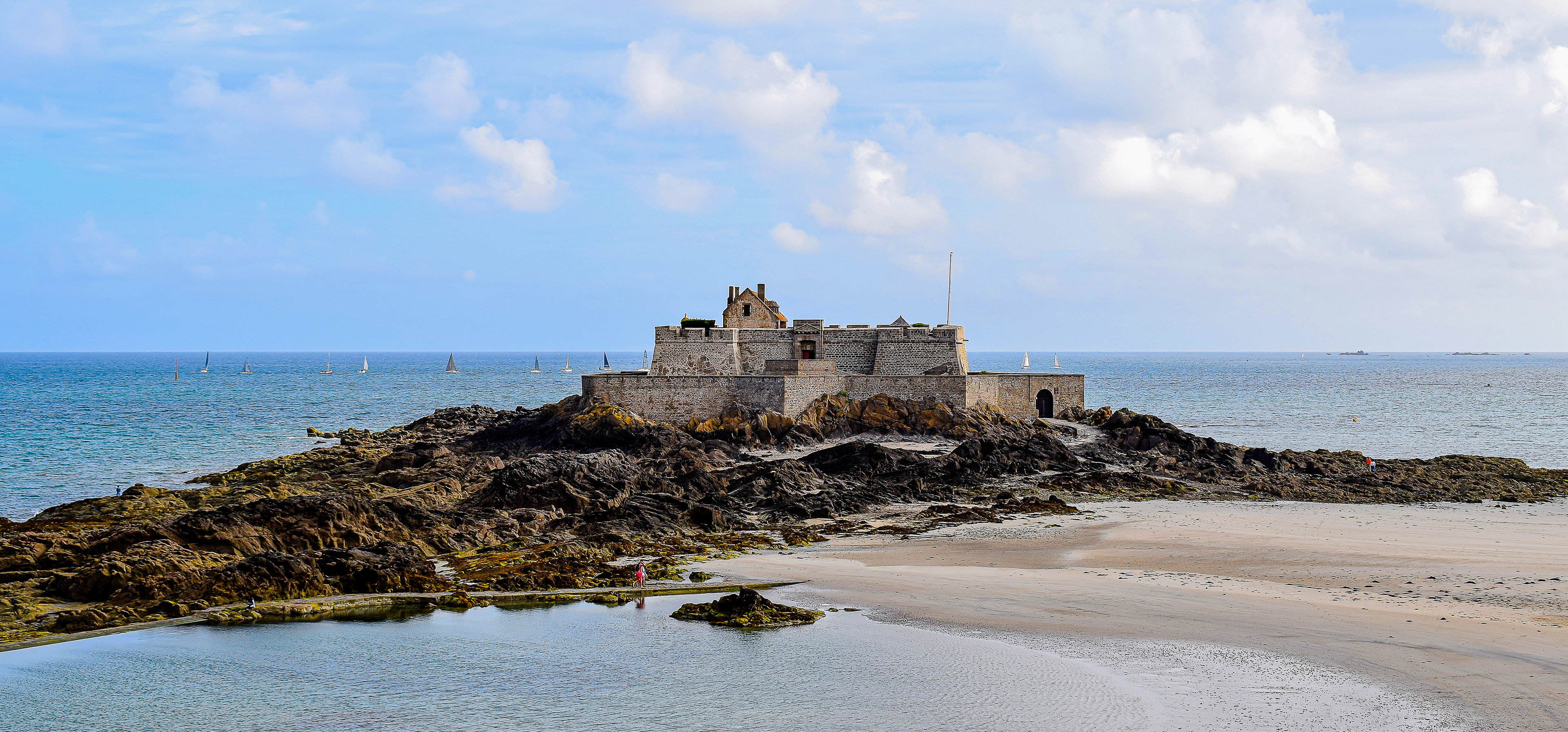 Fort National faisant apparaître sa plage à marais basse, monument emblématique du paysage malouin à Saint Malo, datant de 1689 par l’architecte Vauban photo115