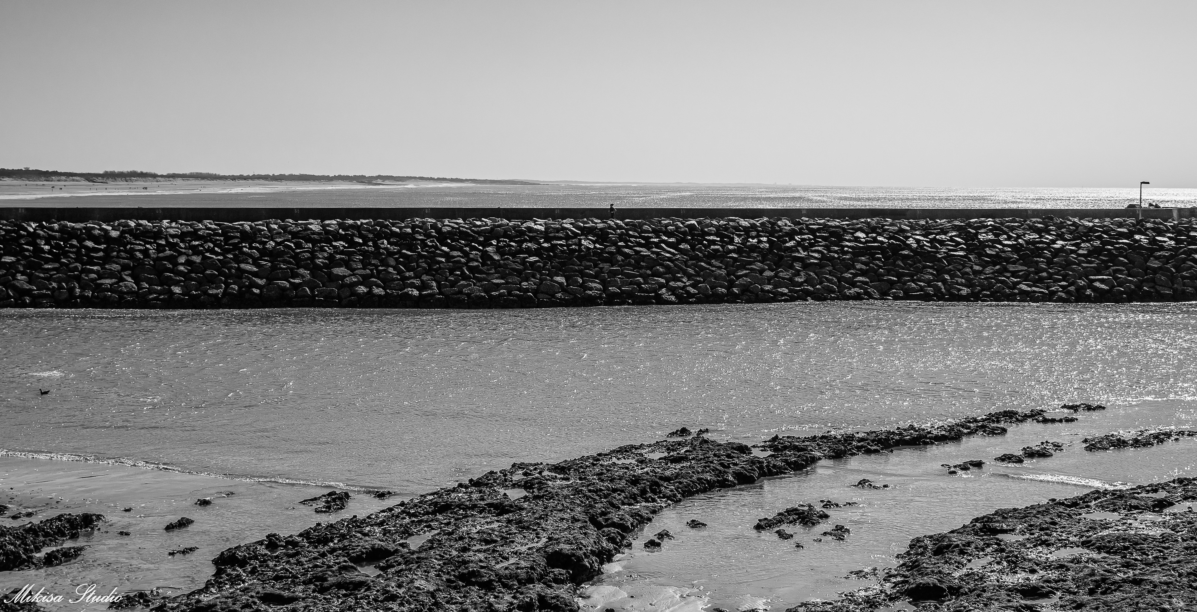 Photo noir et blanc de la digue du chenal d'entrée au port de Saint Gilles Croix de Vie, Vendée France, photo39