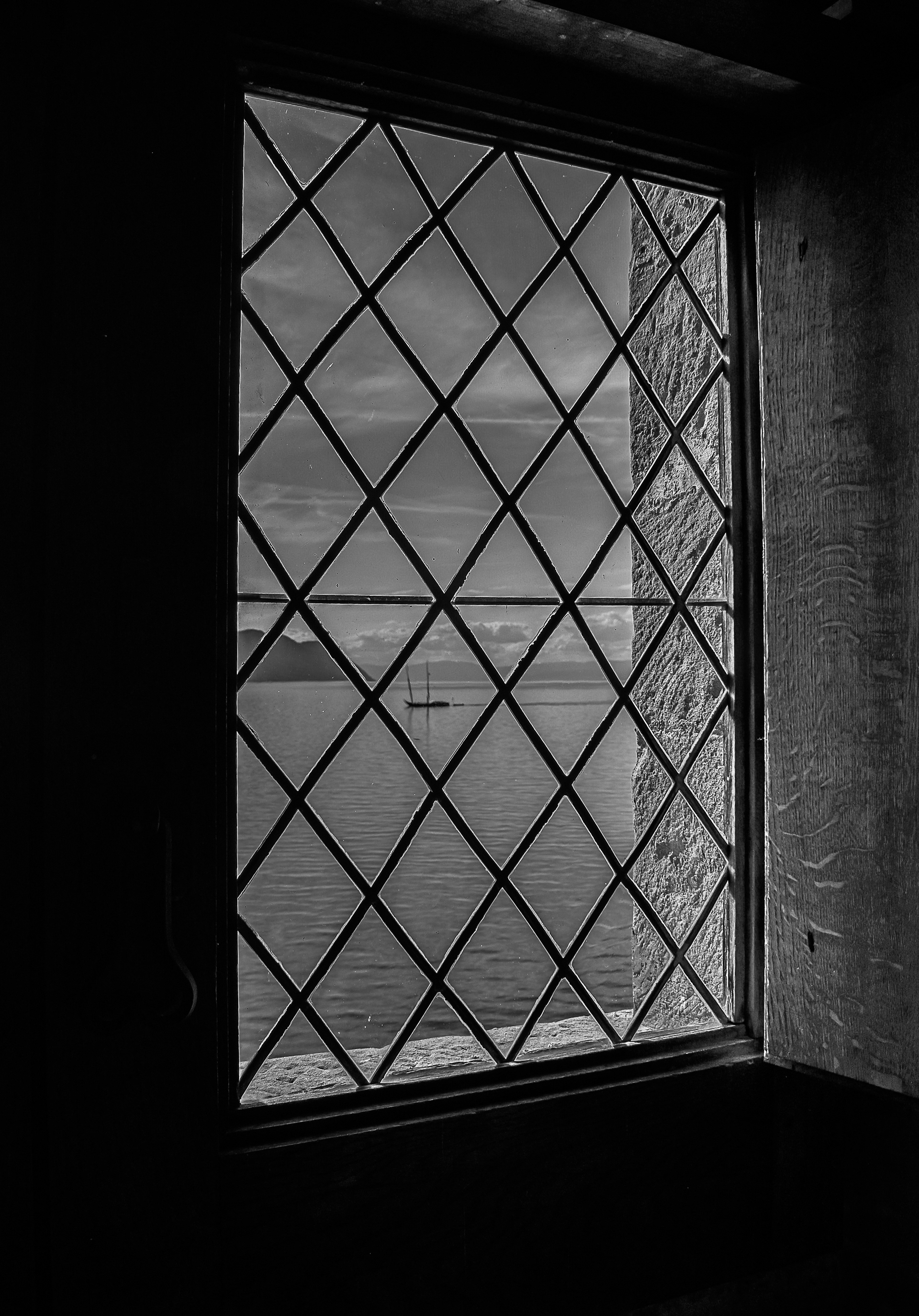 Vu sur le lac Léman à travers les vitaux du Château Fort de Veytaux en Suisse photo 13