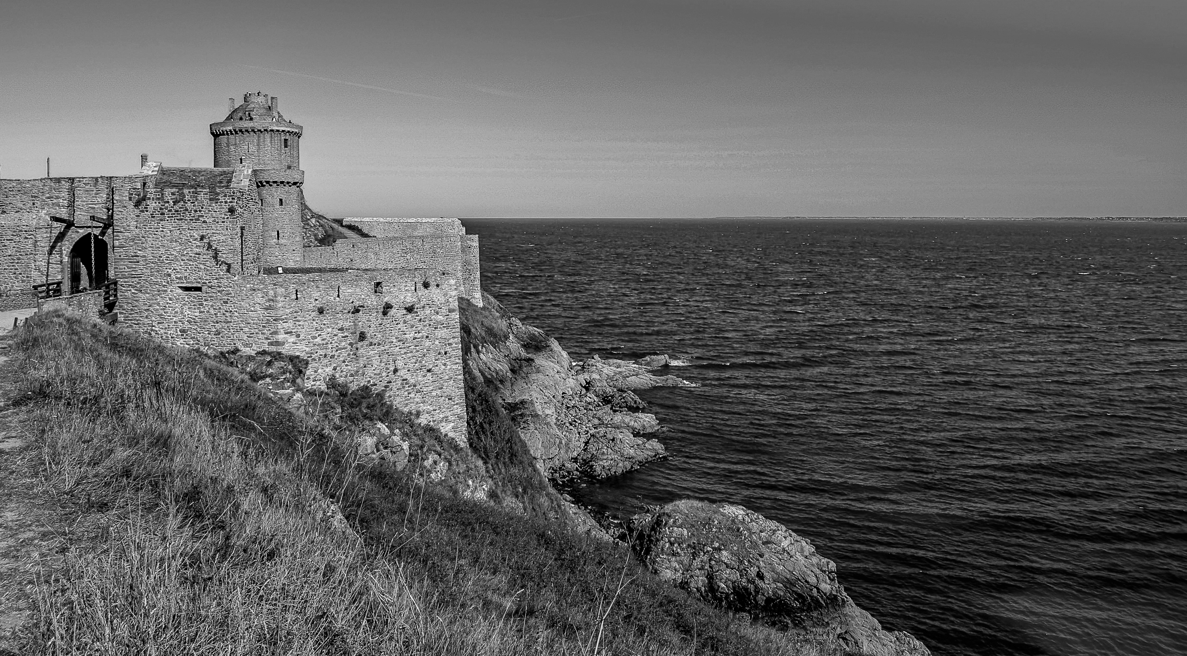 Château de la Roche Goyon et sa baie de Saint-Malo, Plévenon en Bretagne, photo noir et blanc 101