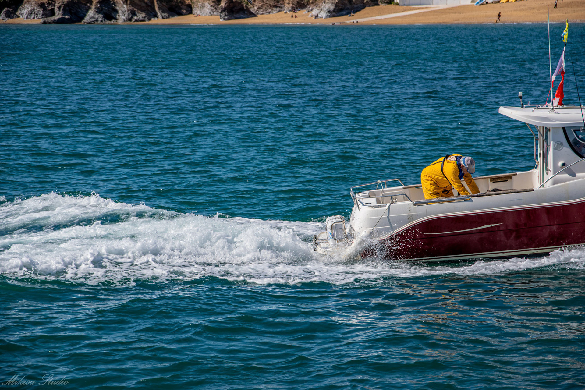 Un petit bateau de pêche rentrant de le chenal du port de Saint Gilles Croix de Vie, photo 14