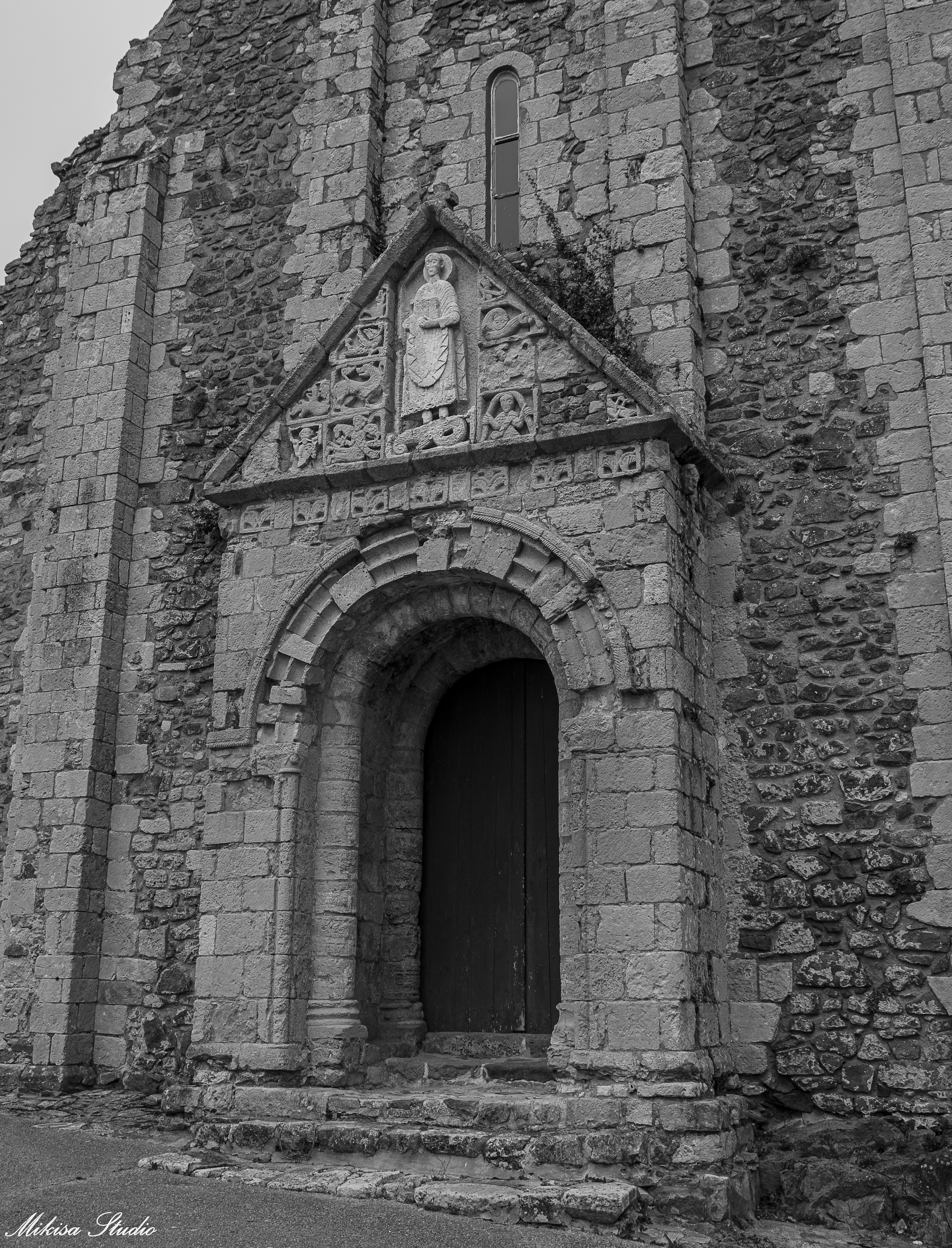 Portail de l' église romane Saint Nicolas de Brem Sur Mer, Vendée France, photo noir et blanc 126