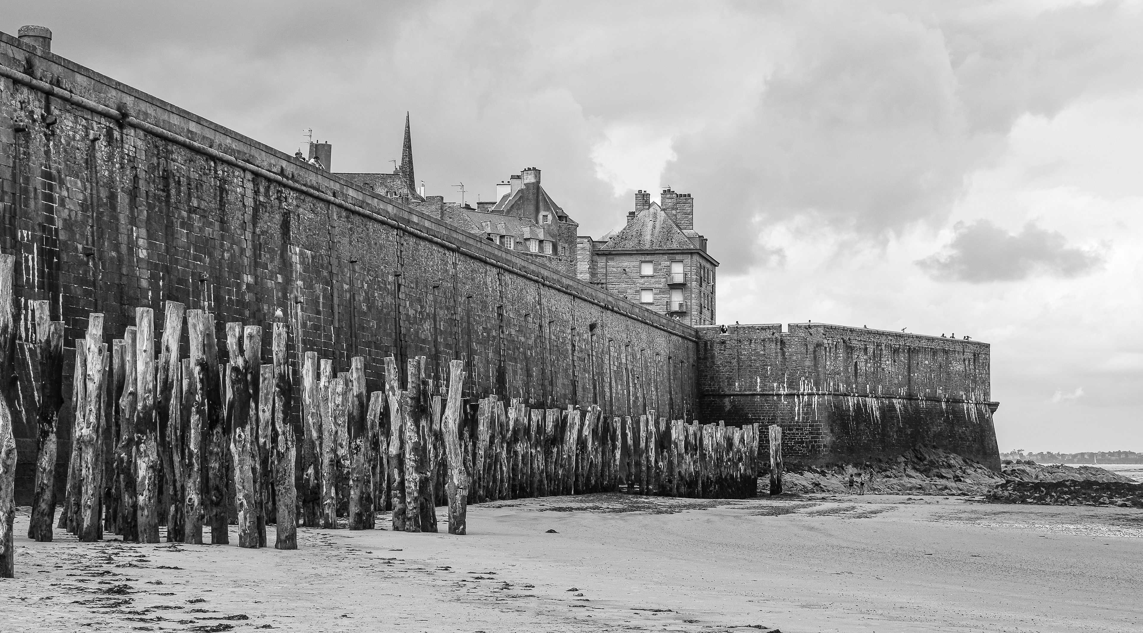 Remparts de Saint Malo construite par Garangeau, architecte de Vauban au 18° siècle et ses brises-lames en bois, photo noir et blanc 113