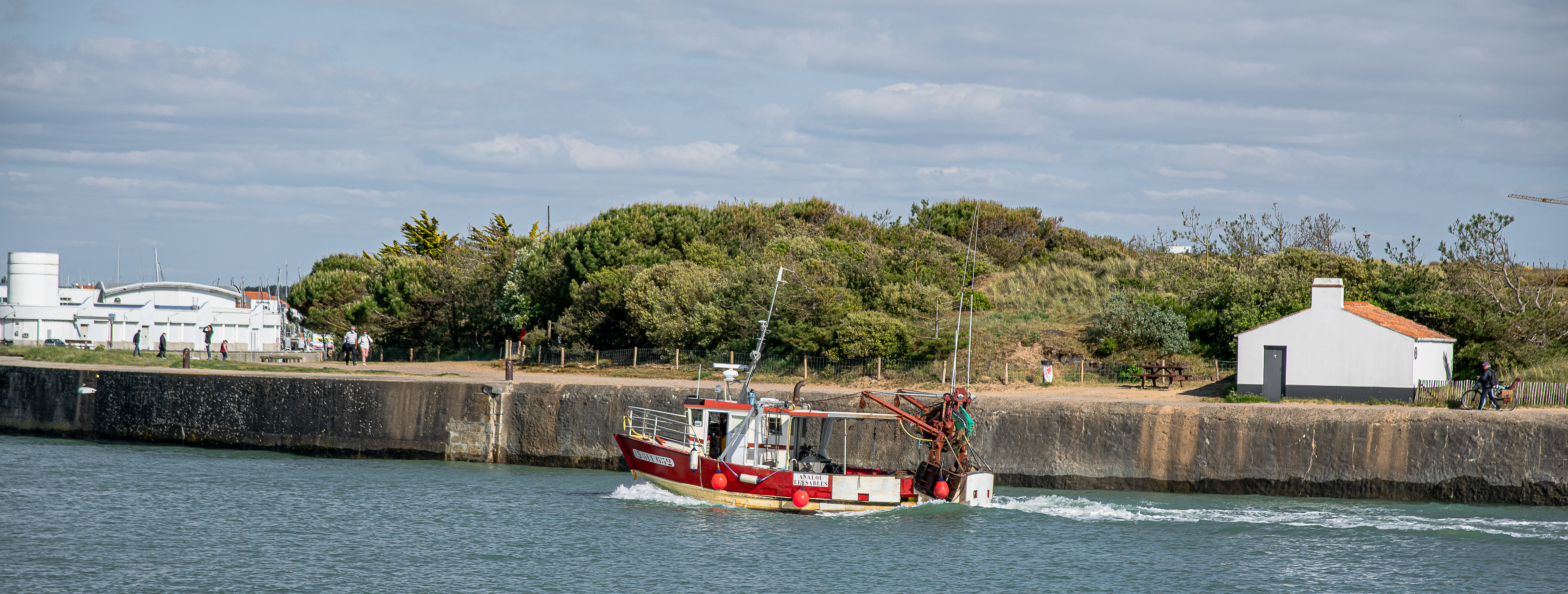 Bateau de pêche rentrant de le chenal du port de Saint Gilles Croix de Vie, photo 24