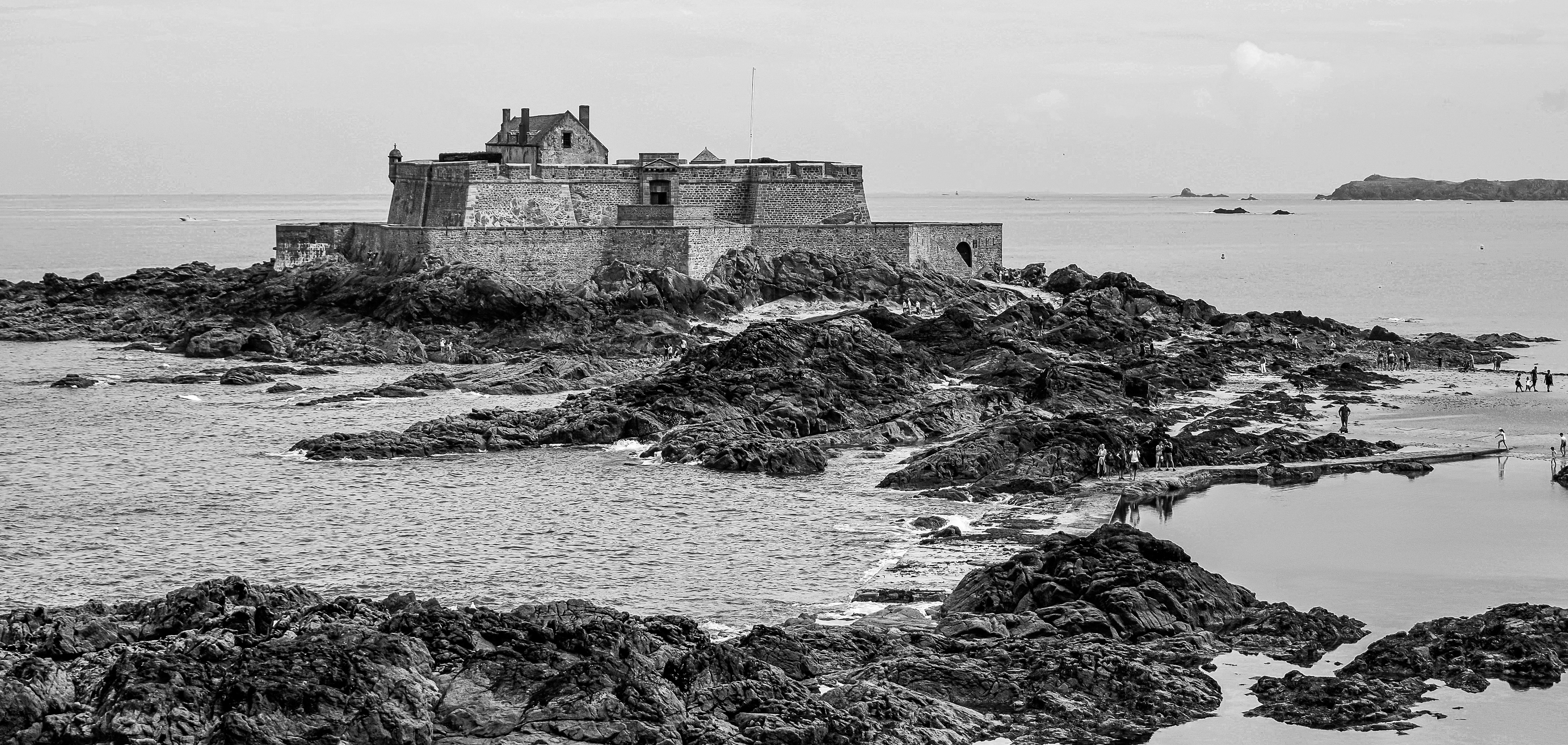 Fort National et ses récifs l'entourant, monument emblématique du paysage malouin à Saint Malo, datant de 1689 par l’architecte Vauban, photo noir et blanc 111
