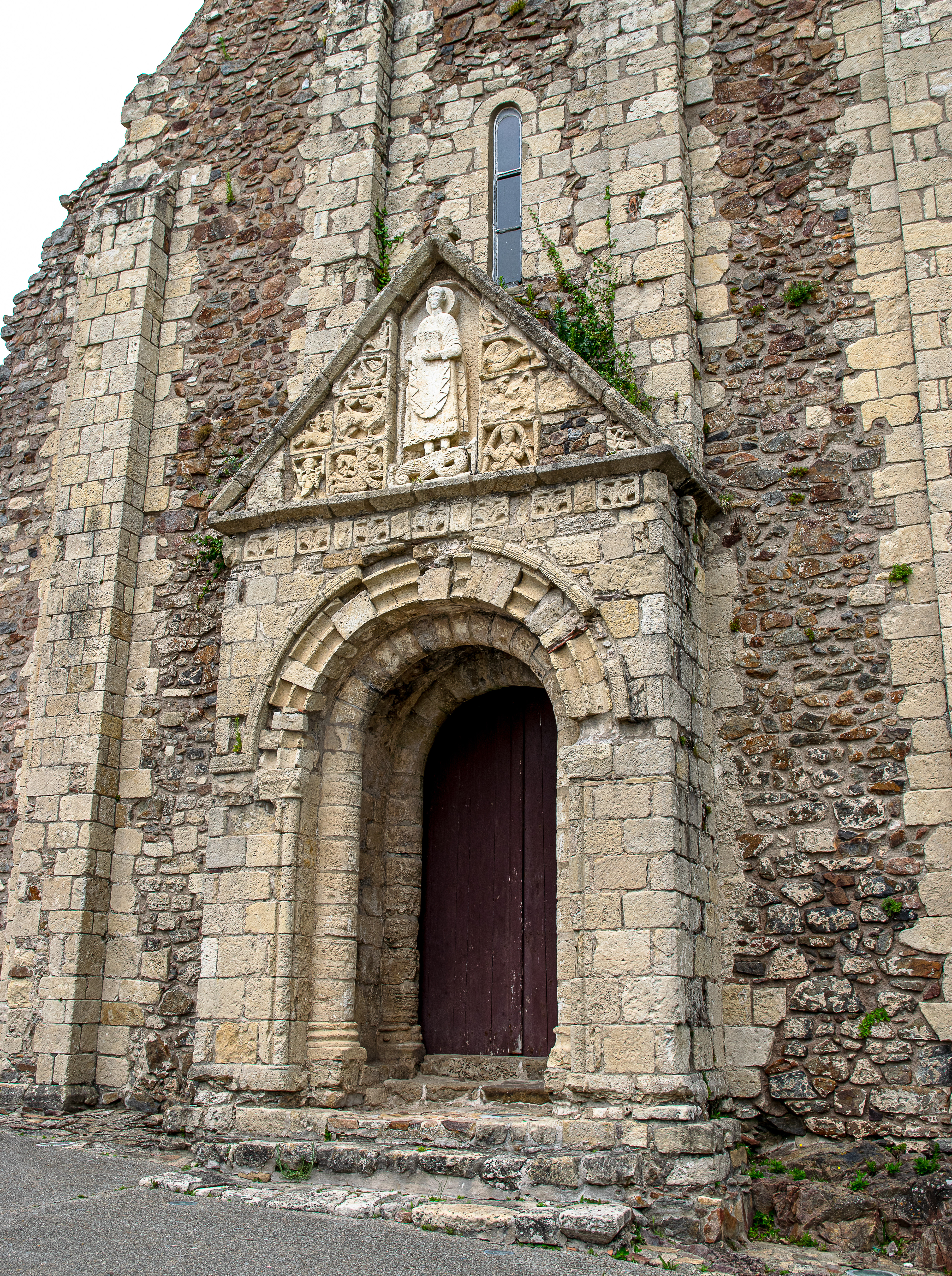 Portail de l' église romane Saint Nicolas de Brem Sur Mer, Vendée France, photo 124