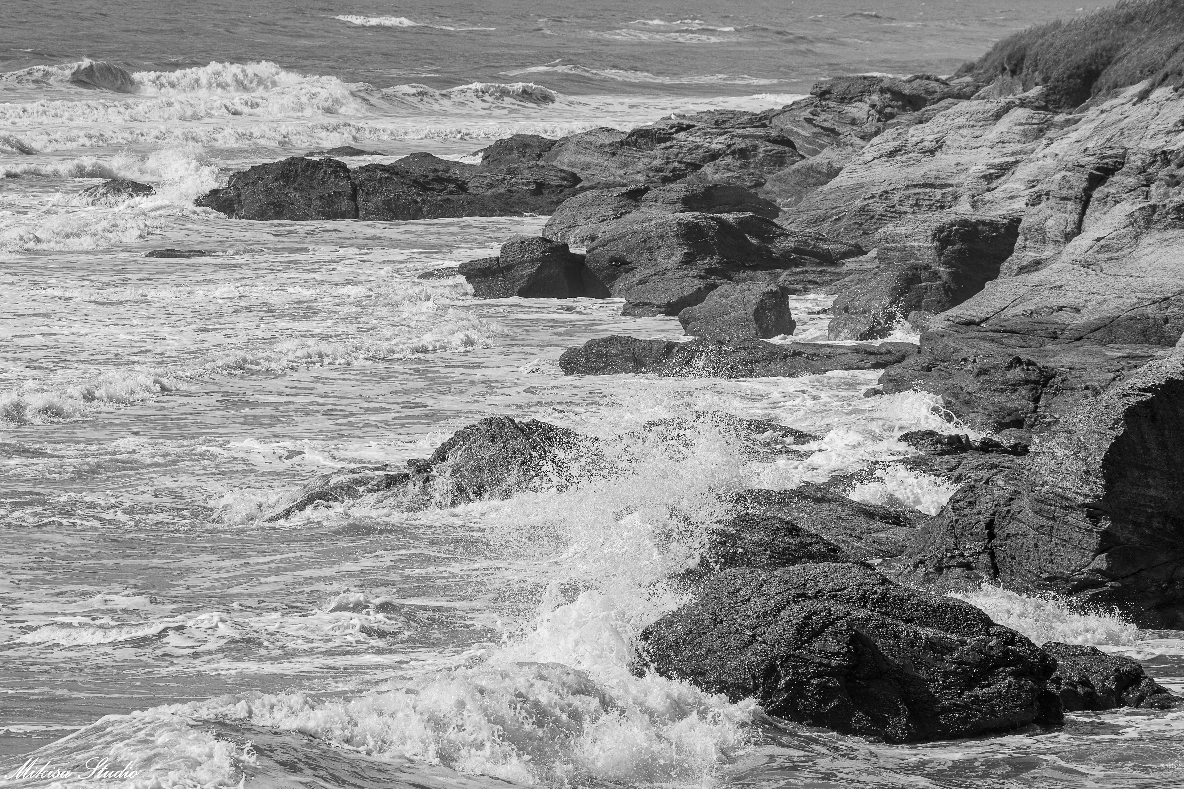 L'océan remonte sur les récifs de Brétignolles Sur Mer, photo noir et blanc 84