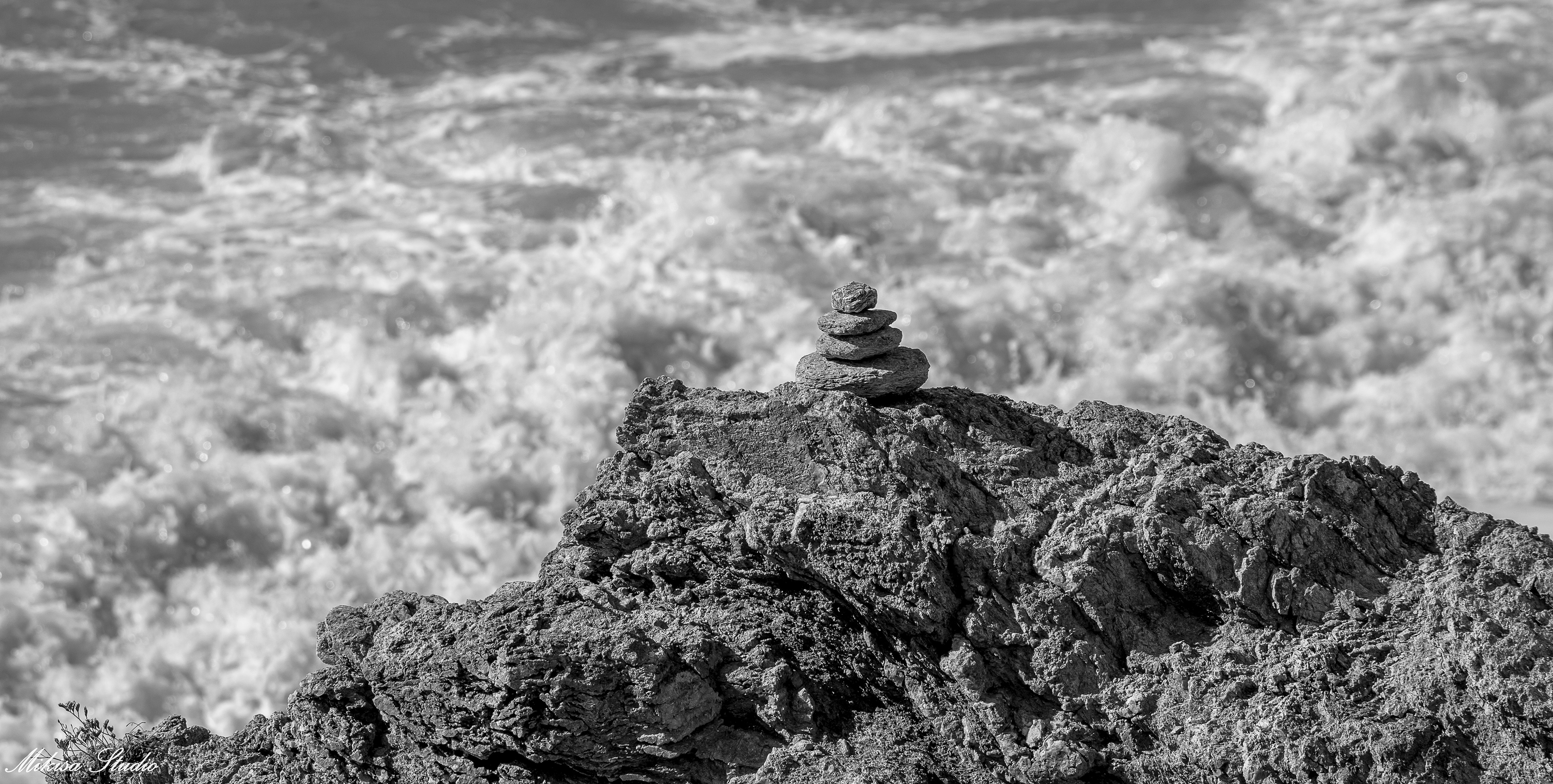 Petite tour de galets appeler aussi Cairns sur la corniche de Bretignolles Sur Mer, photo noir et blanc 87