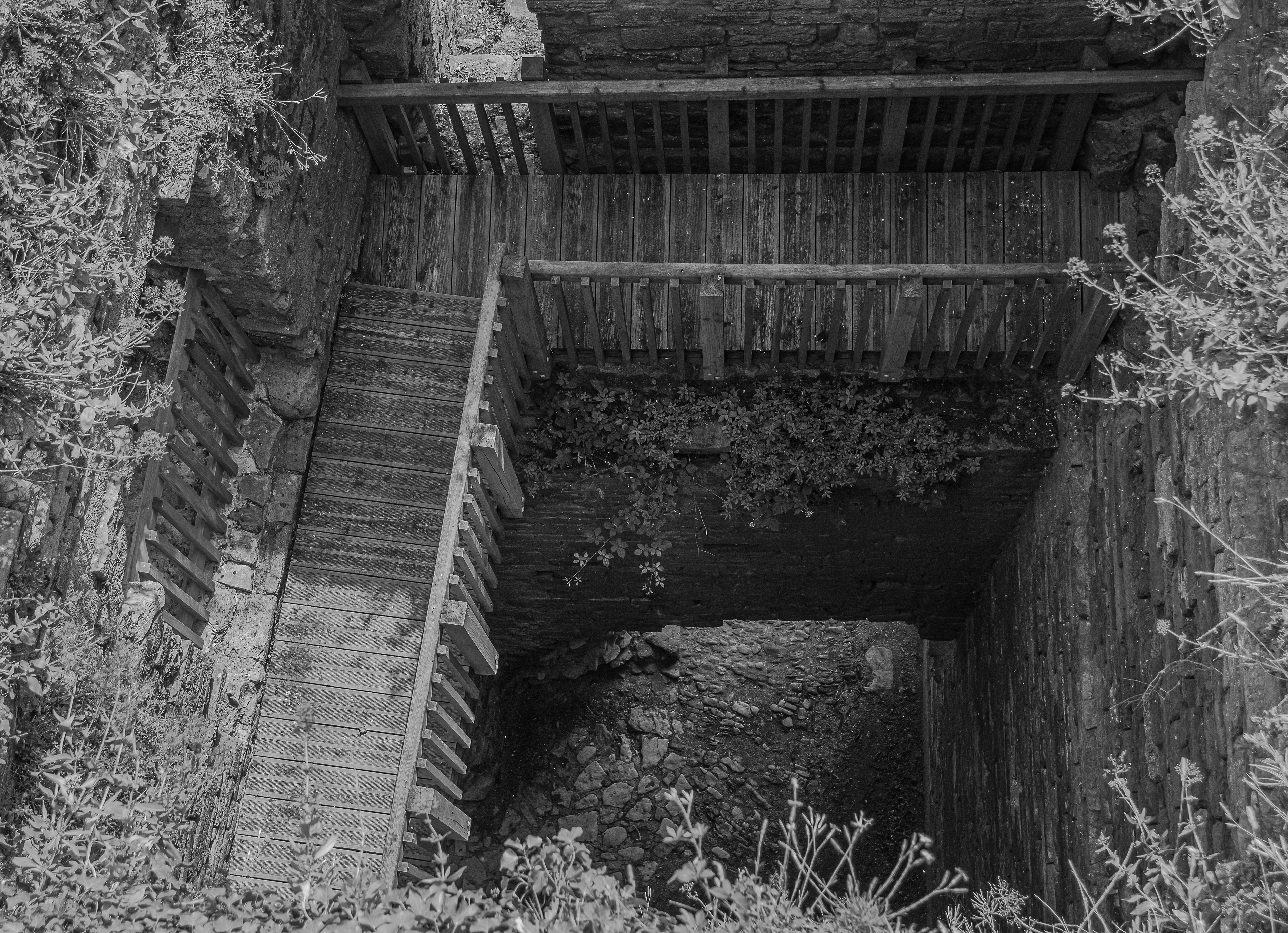 Tour de garde et assommoir du donjon du Château de Talmont, Vendée France, photo noir et blanc 105