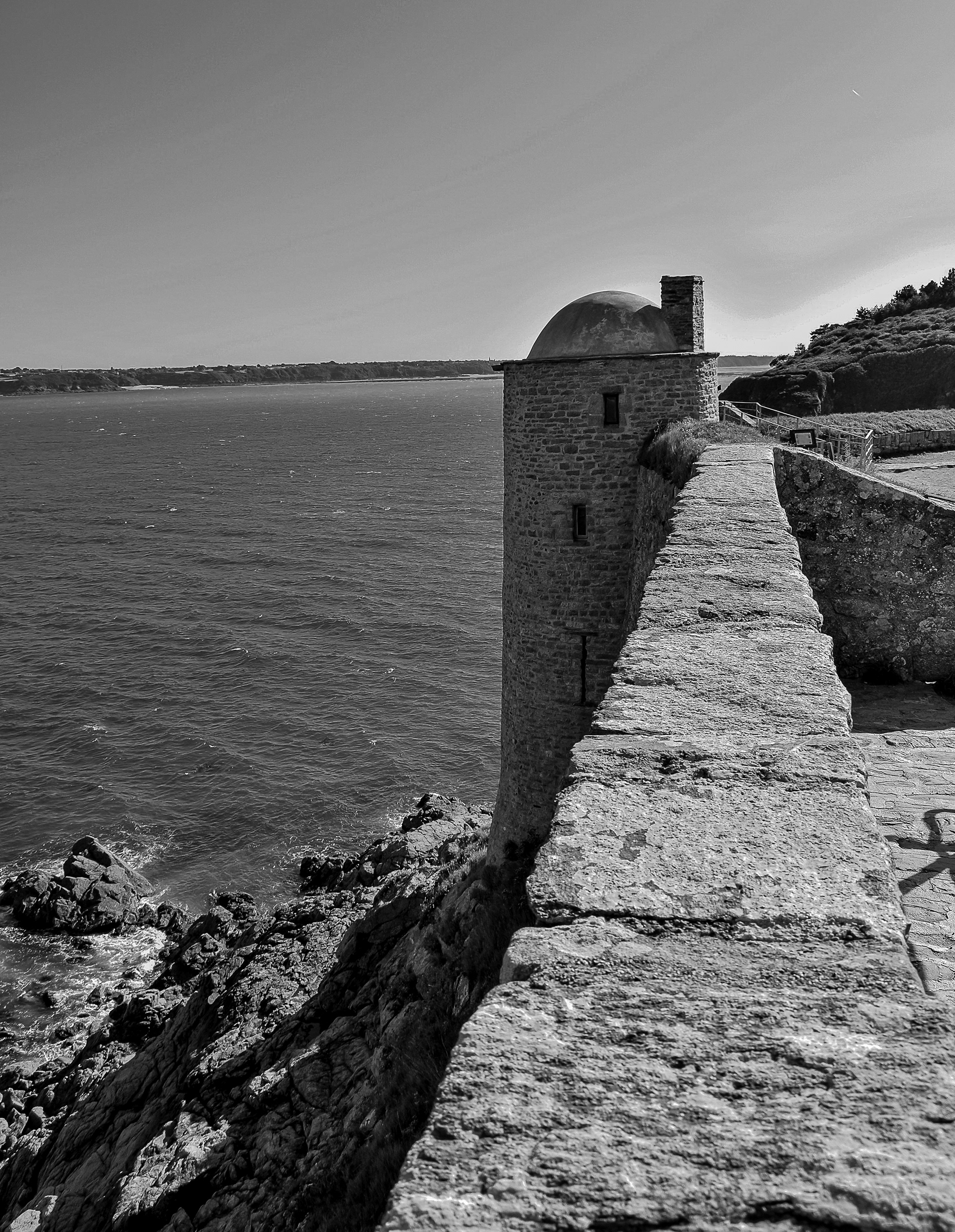 Tour des arbalétriers du Château de la Roche Goyon et sa baie de Saint-Malo, Plévenon en Bretagne, photo noir et blanc 104