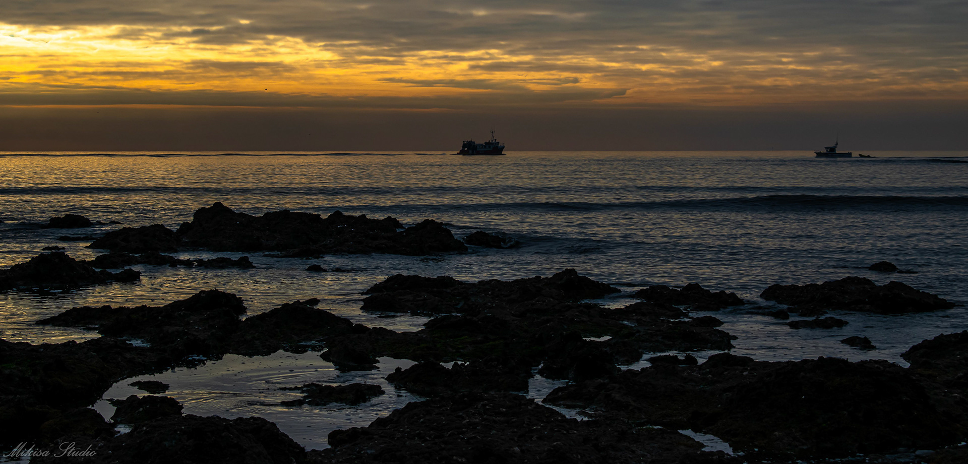 Deux bateaux de pêche au lever du soleil non loin du chenal du port de Saint Gilles Croix de Vie, photo 20