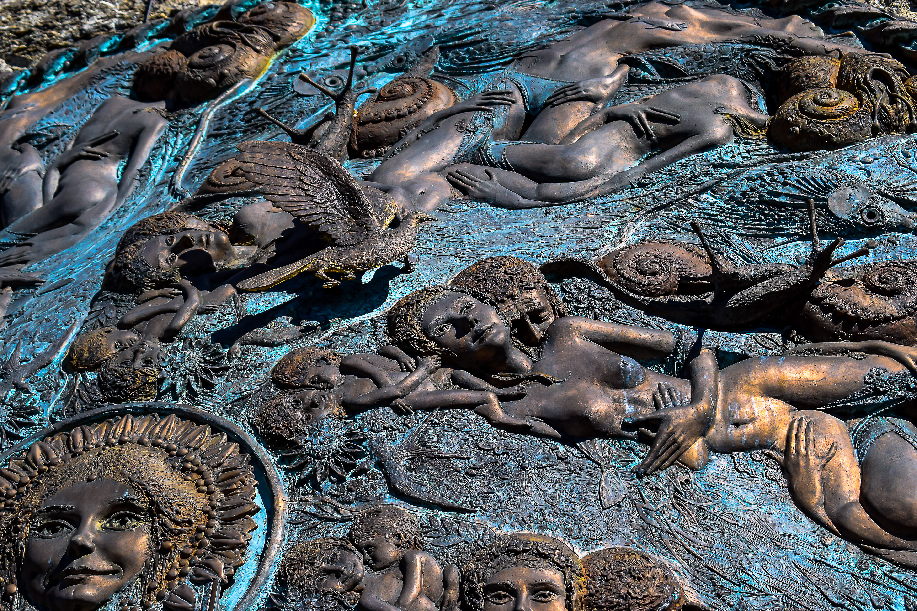 Château de Gruyères, boucliers en bronze de Vénus (1999) oeuvre de Patrick Woodroffeen, Suisse photo 33