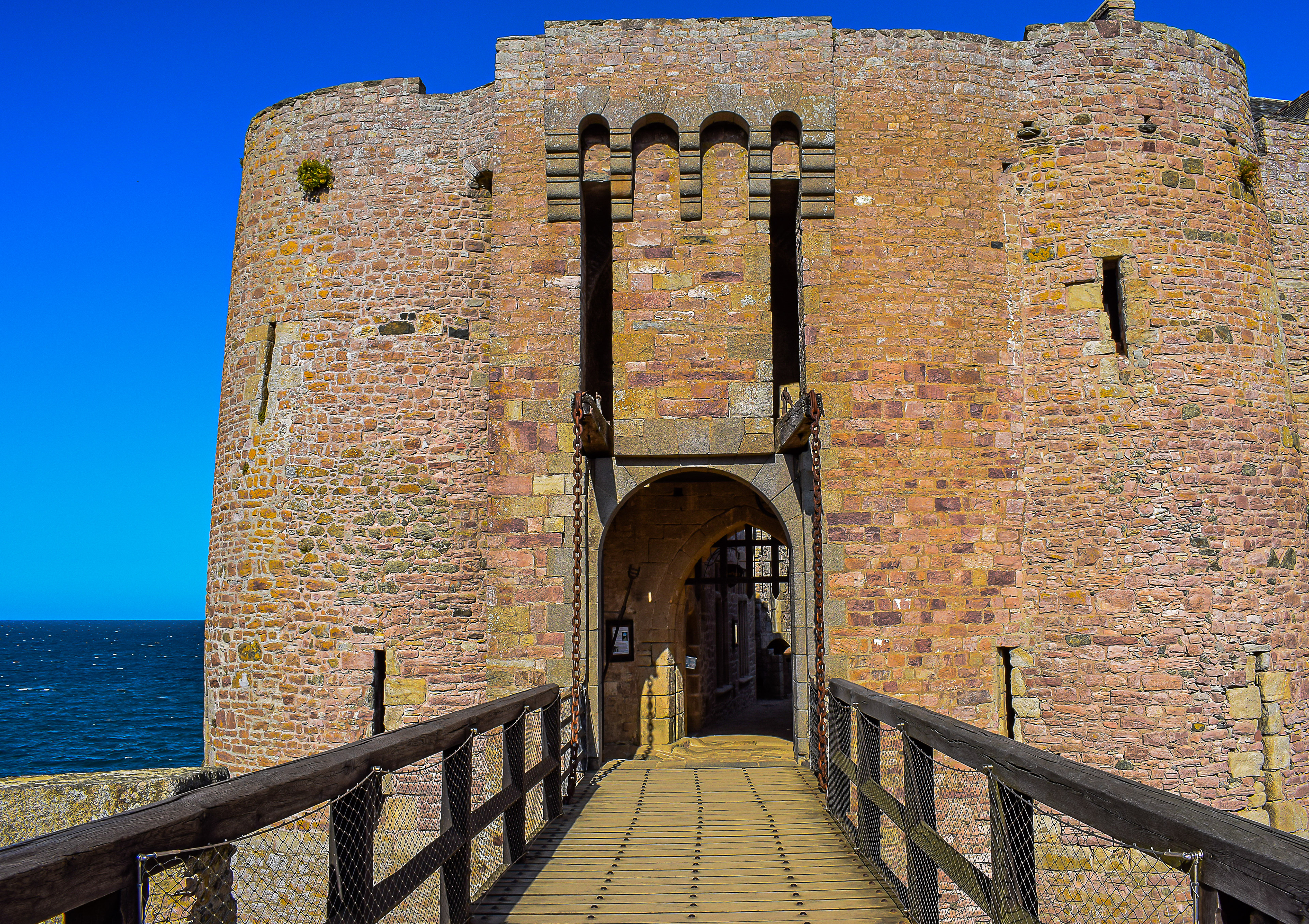 Entrée pont levis du Château de la Roche Goyon, Plévenon en Bretagne, photo 102
