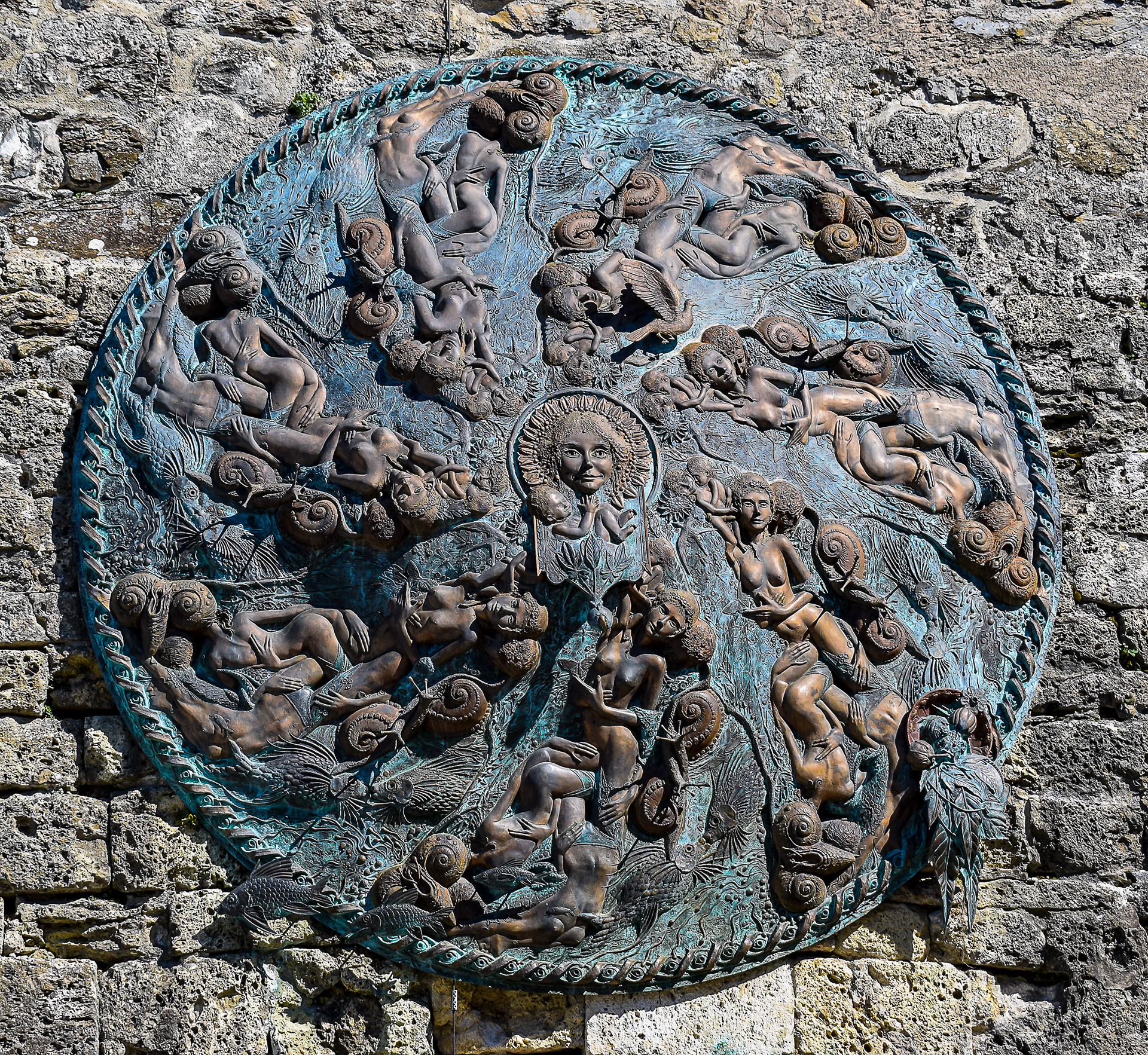 Château de Gruyères, boucliers en bronze de Vénus (1999) oeuvre de Patrick Woodroffe, Suisse photo 31