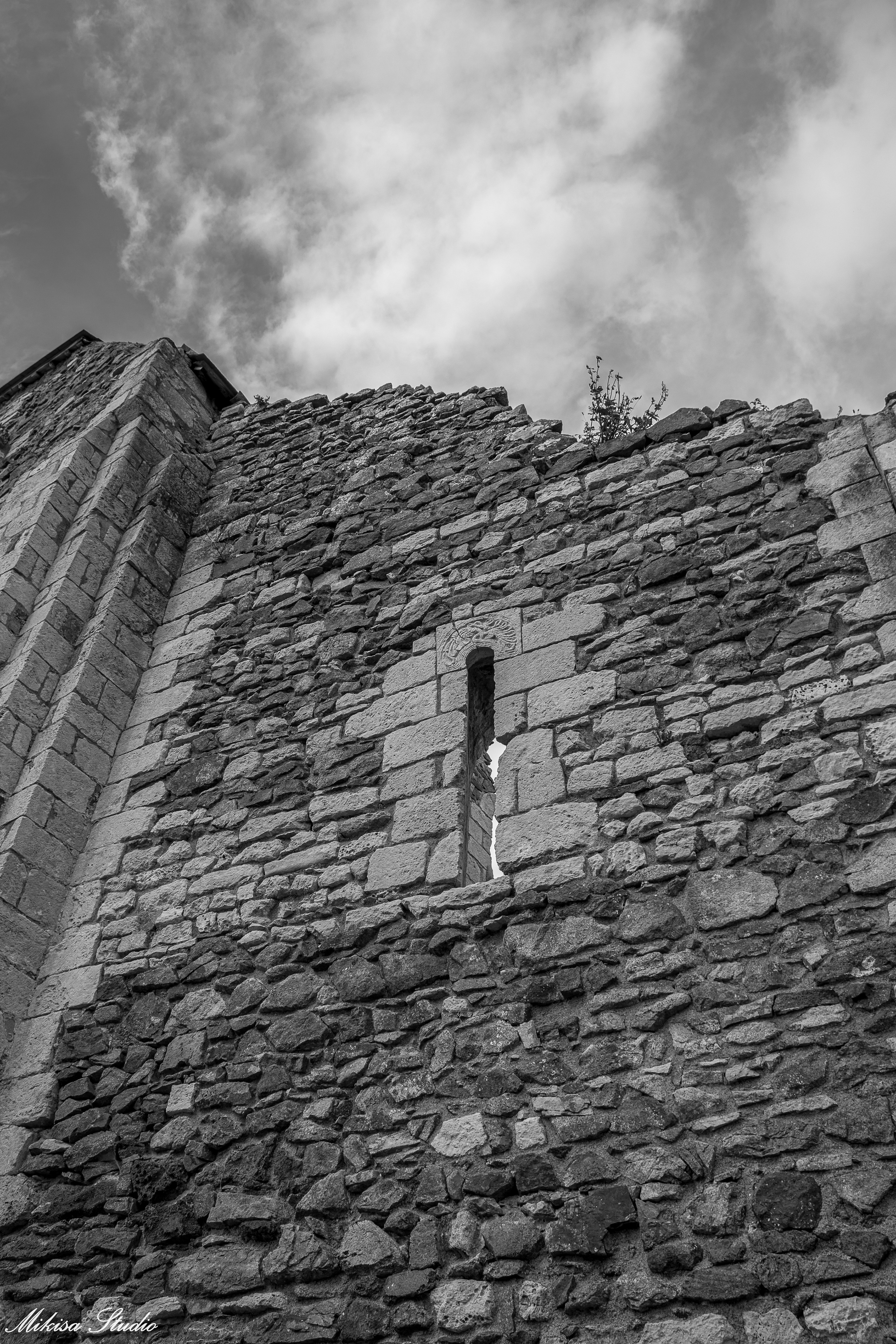 Vestige de l'ancienne partie de l' église romane Saint Nicolas de Brem Sur Mer, Vendée France, photo noir et blanc 121