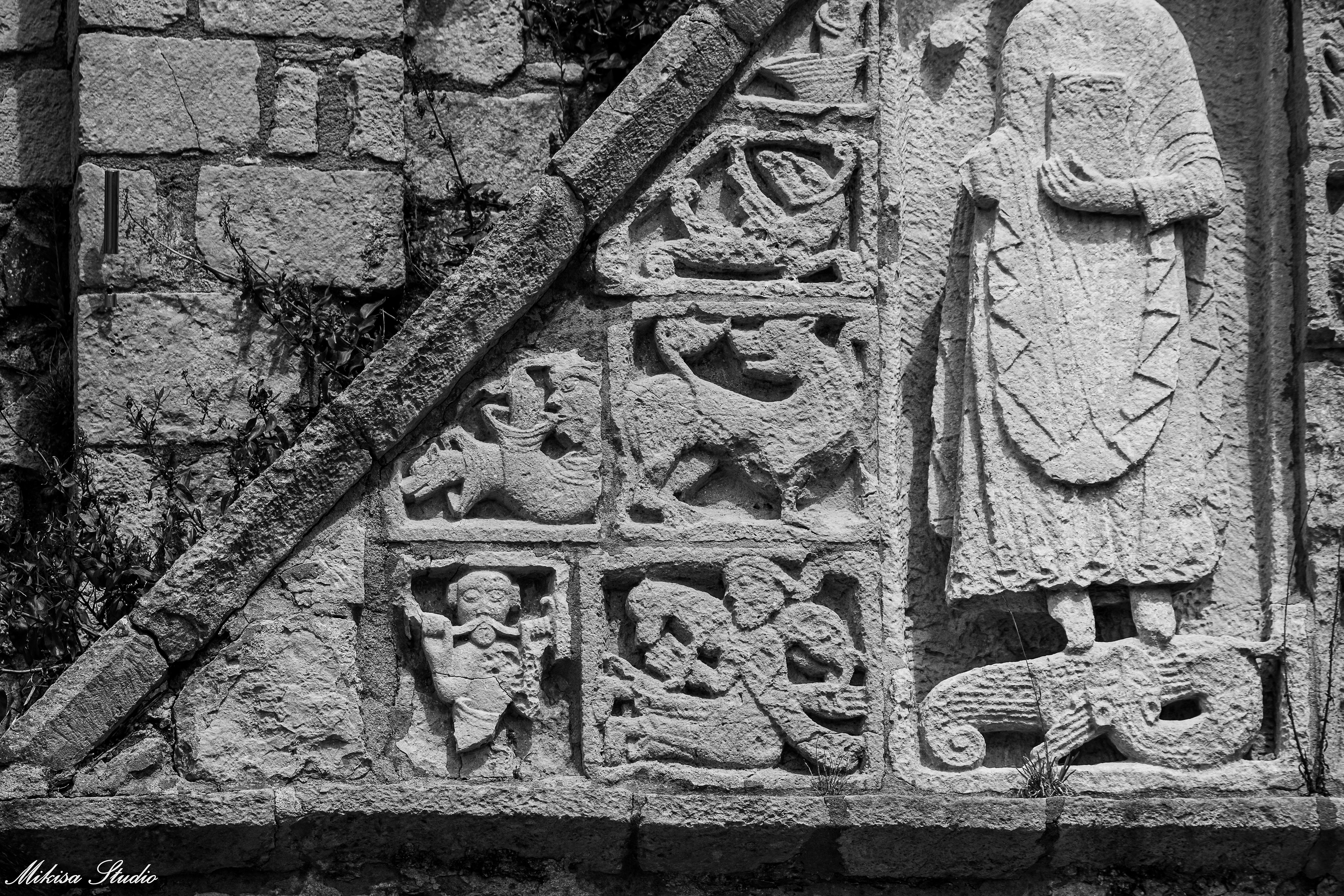 Une partie des sculptures du Fronton triangulaire de l' église romane Saint Nicolas de Brem Sur Mer, Vendée France, photo noir et blanc 114