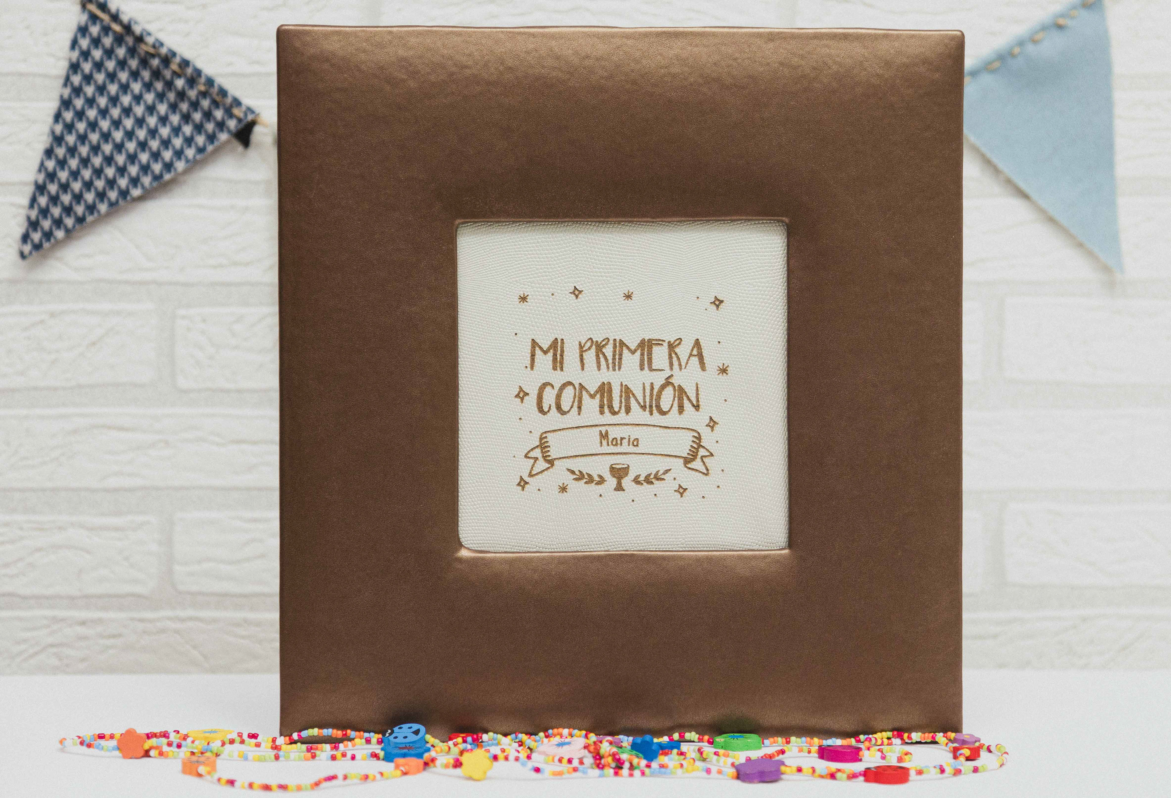 MODELO AB 1241  MATERIAL   BRONCE LISO CON VENTANA POLIPIEL  KALA GRABADA A FUEGO       