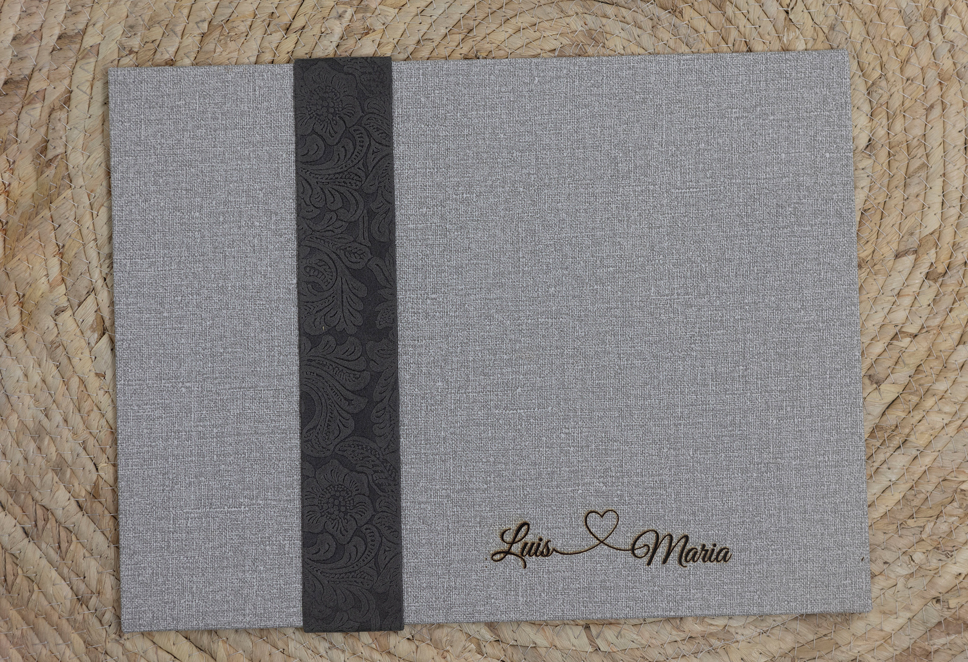 MODELO MARTINA  S,,R.  ESTE MODELO SE PRESENTA EN TRASRA Y LOMO EN POLIPIEL ORSON GRIS  ... PORTADA POLIPIEL ORSON GRIS UNA FRANJA BROCADE GRIS Y GRABADO A FUEGO.     