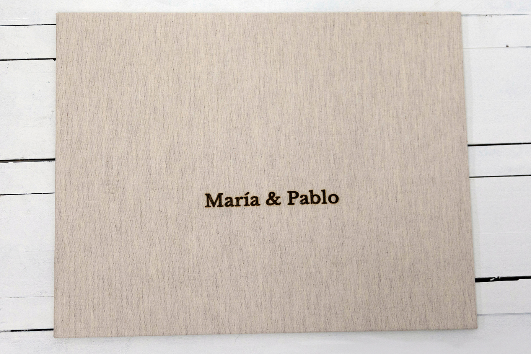 MODELO FAINA  ´S,R    ESTE MODELO SE PRESENTA COMPLETO DE UN MISMO MATERIALLINO BEIG Y GRABADO A FUEGO EN EL CENTRO