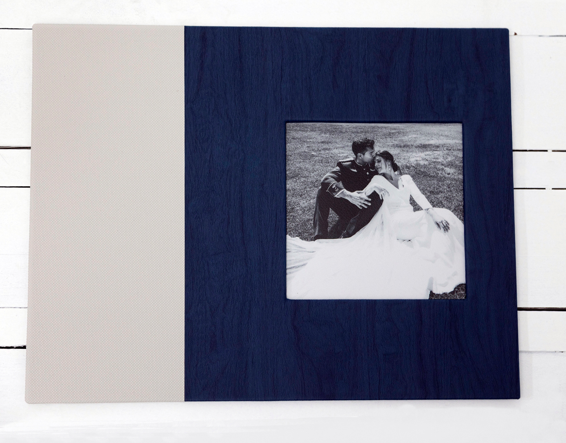 MODELO HUME. S.R    ESTE MODELO SE PRESENTA  EN DOS TONALIDADES TRASERA Y LOMO  ORLANDO AZUL  PORTADA FRANJA POLIPIEL PEDRA BEIG Y ORLANDO AZUL CON VENTANA 14X14