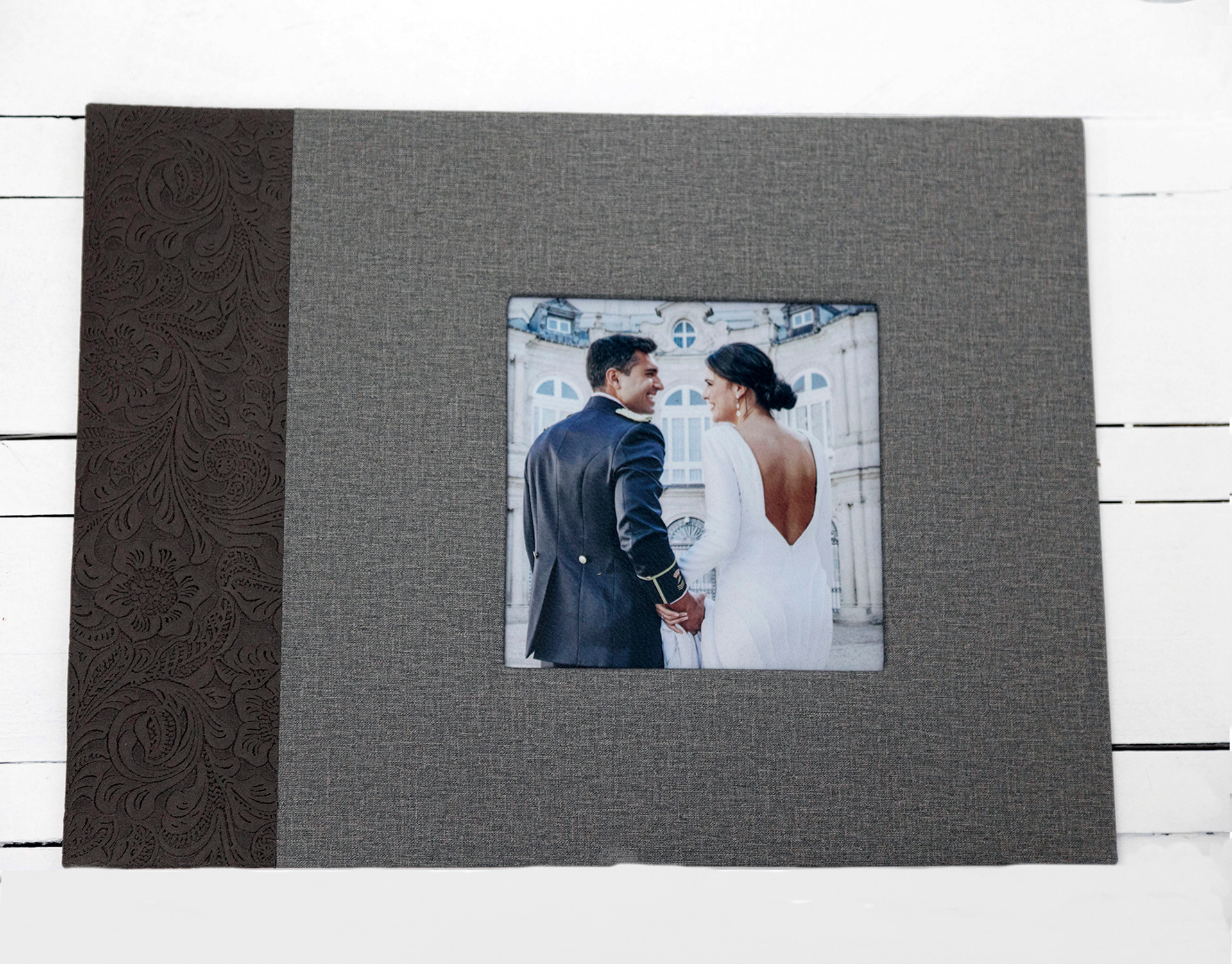 MODELO KARIN.  --S,R.   ESTE MODELO SE PRESENTA TRASERA Y LOMO POLIPIEL COINBRA GRIS    ,,PORTADA FRANJA POLIPIEL SANDOKAN GRIS RESTO MATERIAL COINBRA GRIS CON VENTANA EN EL CENTRO