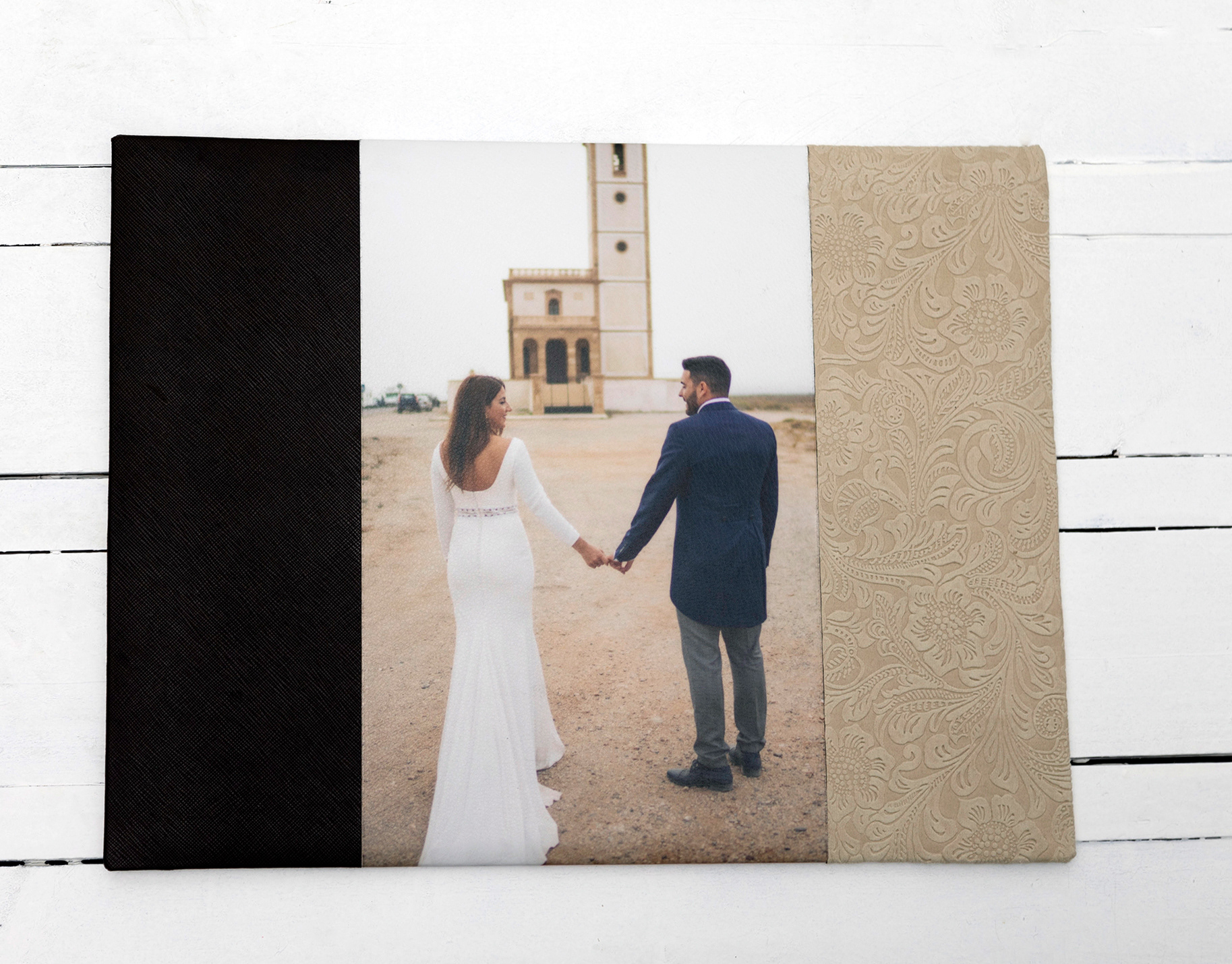 MODELO YAEL S¡R  --ESTE ALBUN SE PRESENTA EN DOS TONALIDADES   TRASERA Y LOMO.  MARRON CUADROS  PORTADA ALBUN FRANJA POLIPIEL MARRON CUADROS FOTOGRAFIA 19X35 RESTO MATERIAL SANDOKAN BEIG