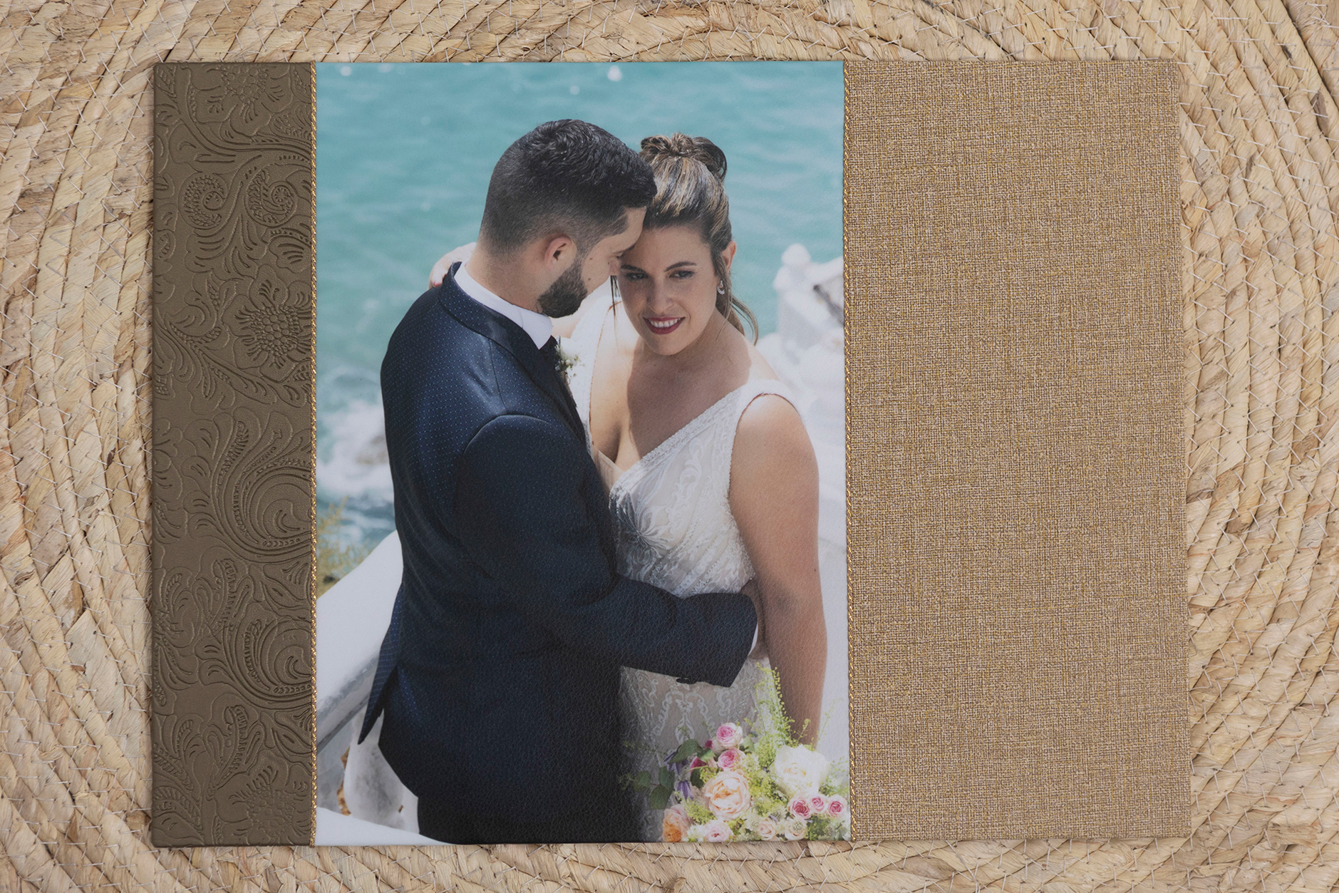 MODELO AUSIN S,,R-- ESTE MODELO SE PRESENTA EN DOS TONALIDADES TRASERA Y  LOMO ORSON TIERRA   .PORTADA POLIPIEL BARROCO FOTOGRAFIA 20X35 CON CORDON ORO A AMBOS LADOS DE FOTOGRAFIA  RESTO MATERIAL ORSON TIERRA