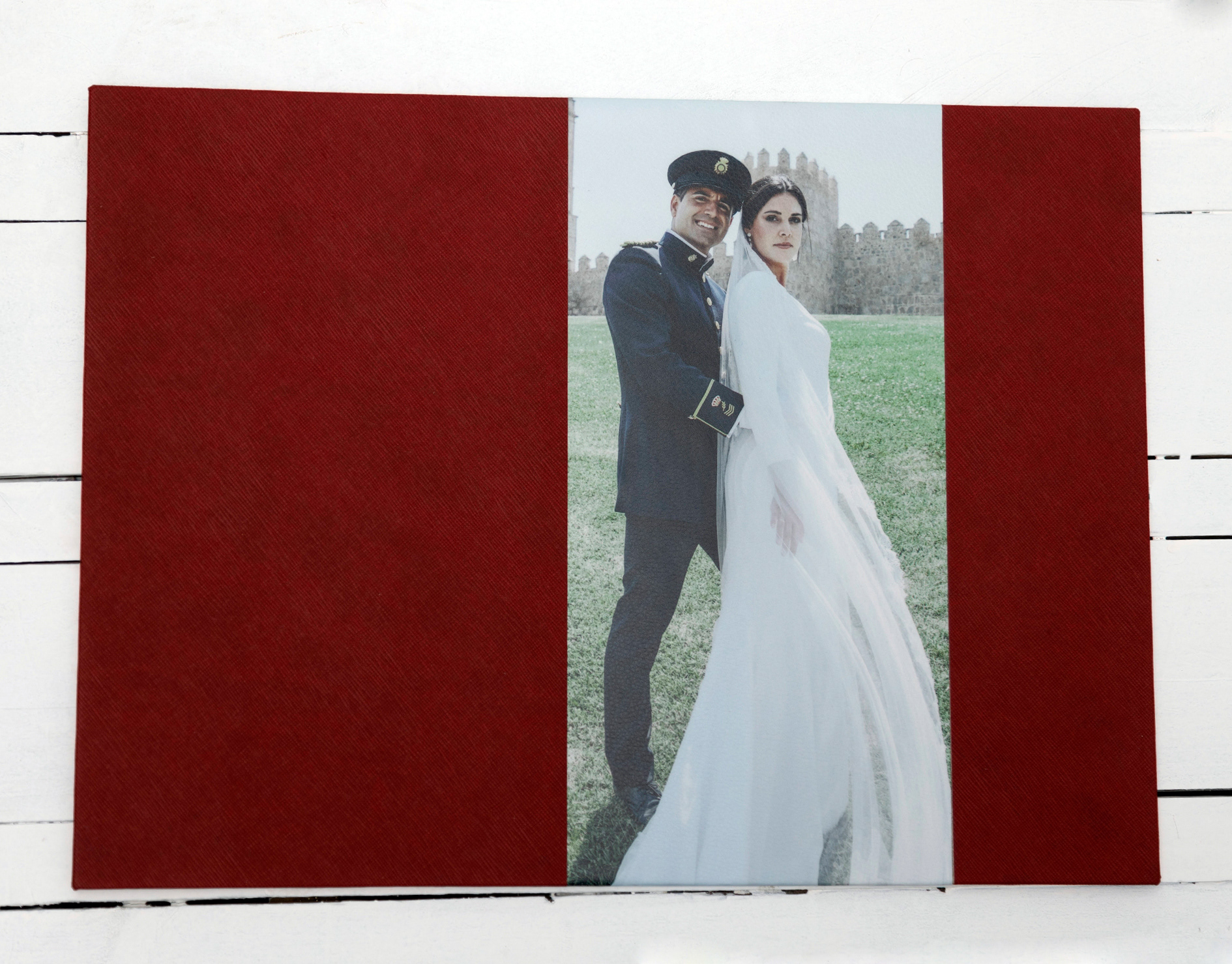 MODELO DONIA.  S,R     ESTE MODELO SE PRESENTA CON TRASERA Y LOMO SAXO ROJO... PORTADAPOLPIEL SAXO ROJO  ACOMPAÑADO DE FOTOGRAFIA 14X35 