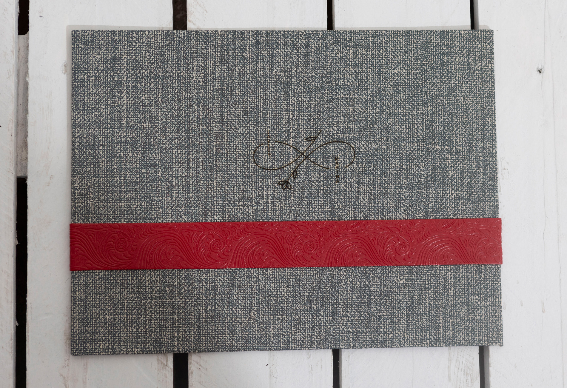 MODELO LUZ.  S,,R. ESTE MODELO SE PRESENTA EN TRASERA Y LOMOPOLIPIEL TIAGO AZUL    ..PORTADA POLIPIEL TIAGO AZUL CON GRABADO PARTE SUPERIOR  PARTE INFERIOR ROJO FLORAL 