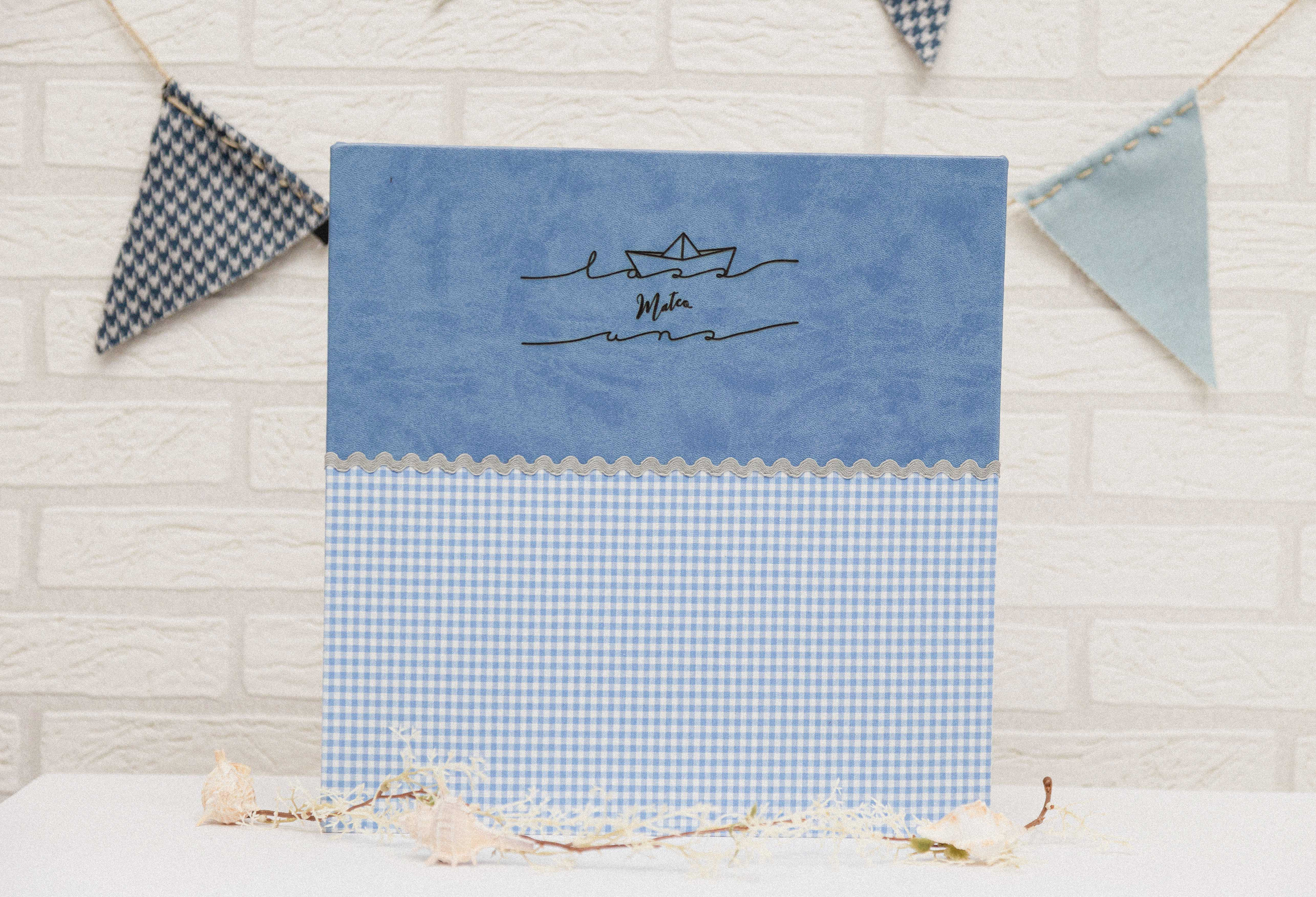 MODELO AB 172  MATERIAL POLIPIEL AZUL VAQUERO  GRABADO A FUEGO PARTE INFERIOR LINO CUADRITOS AZUL CLARITO CON PICONELA GRIS EN SEPARACION