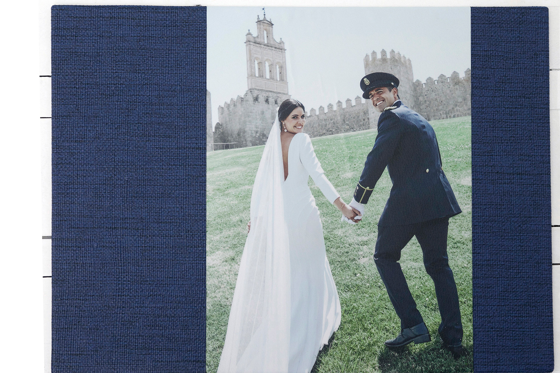 MODELO URIEL.  S,,R,  ESTE ALBUN SE PRESENTA EN UN SOLO MATERIA POLIPIEL AUSTRIA AZUL CON FOTOGRAFIA 35X22