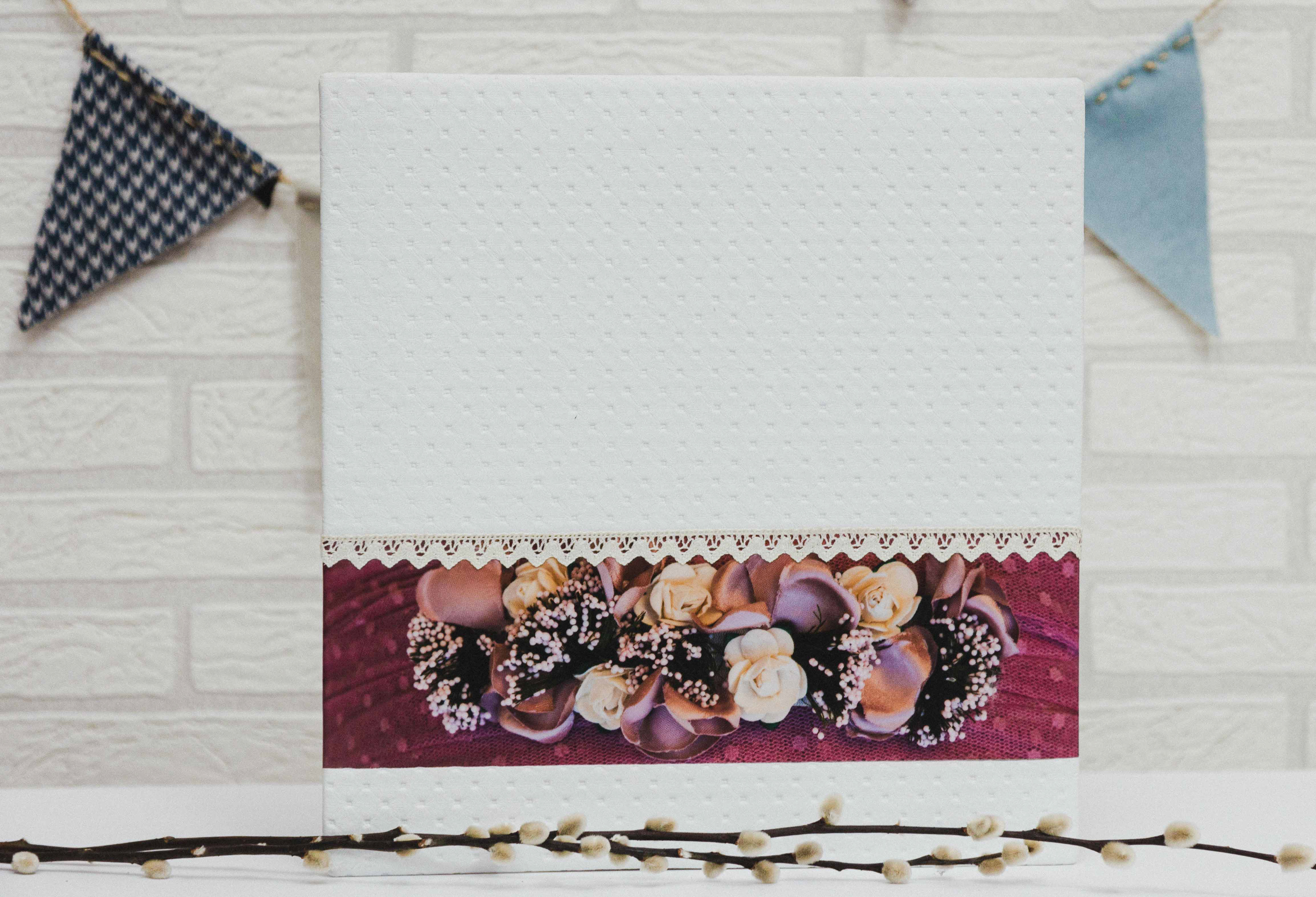 modelo ab 126    material polipiel silver perla  parte inferior  franja laminada con puntilla bolillo    