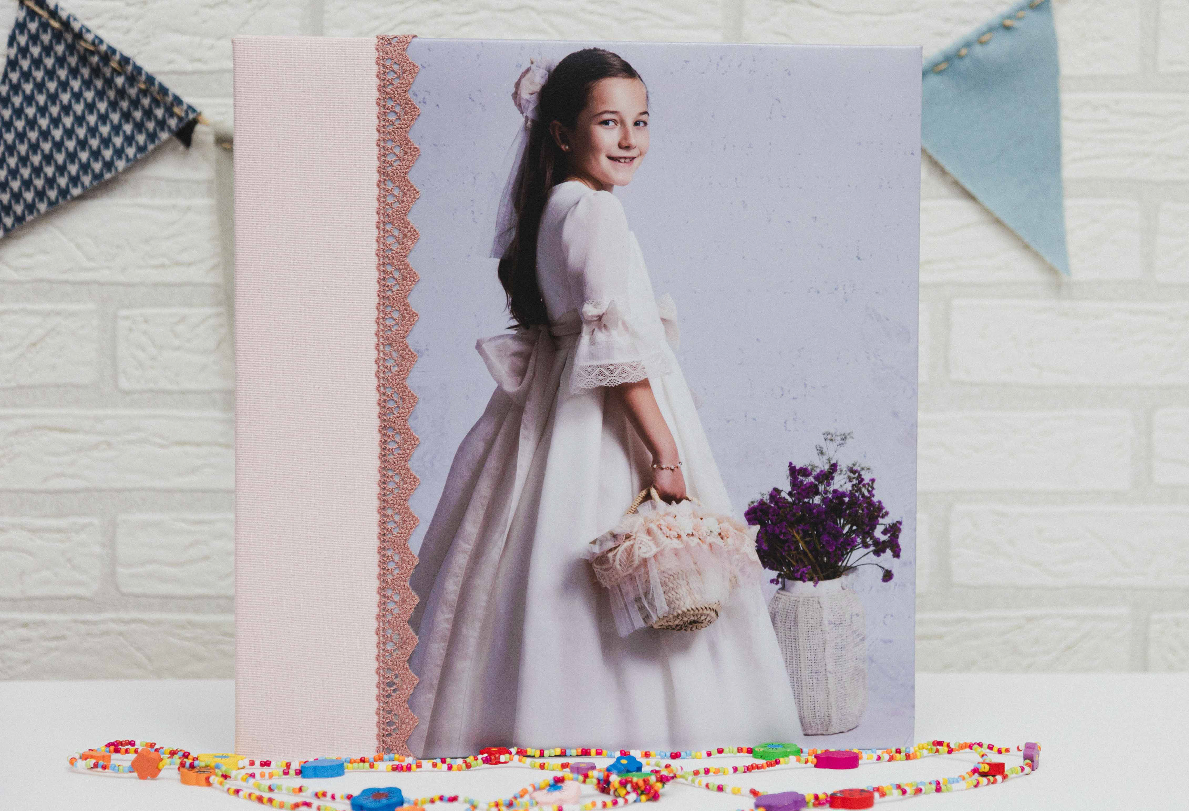 MODELO AB 1237   MATERIAL LINO ROSA  PUNTA BOLILLO Y FOTOGRAFIA 26X35    