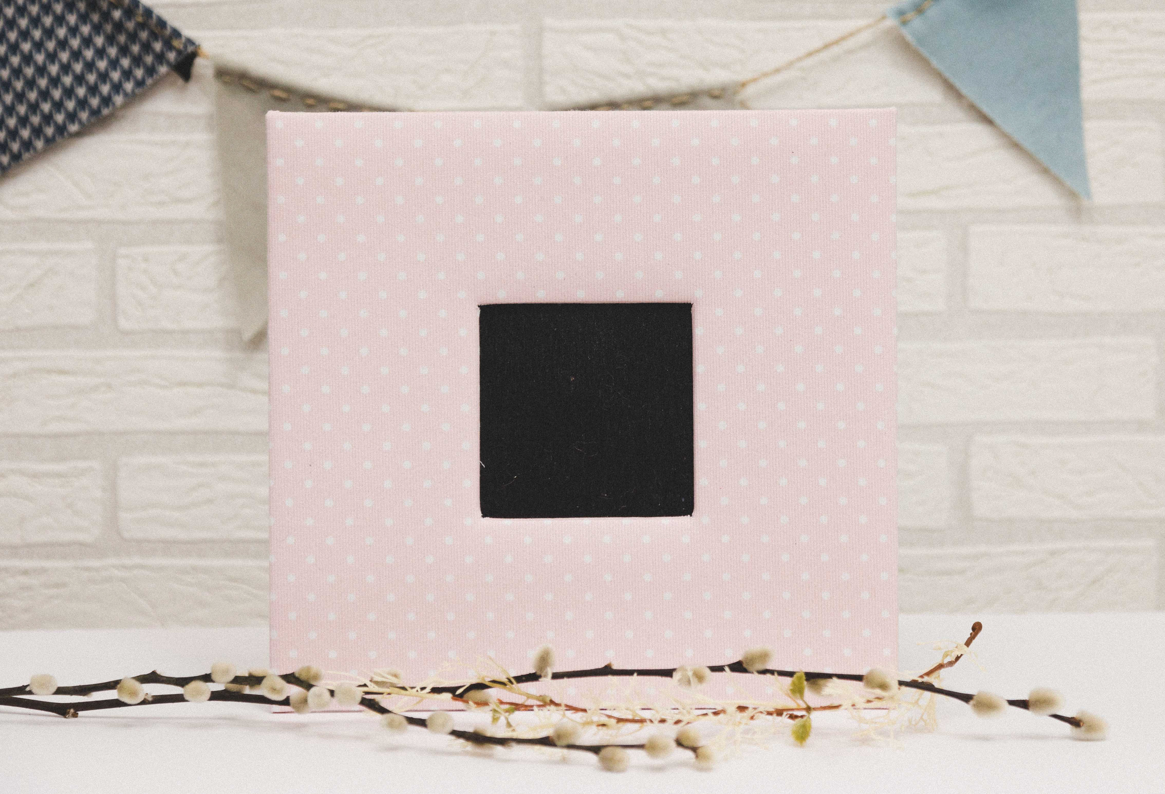 MODELO AB   123- MATERIALES SE  PRESENTA EN LINO LUNARES ROSA CON VENTANA 6X6