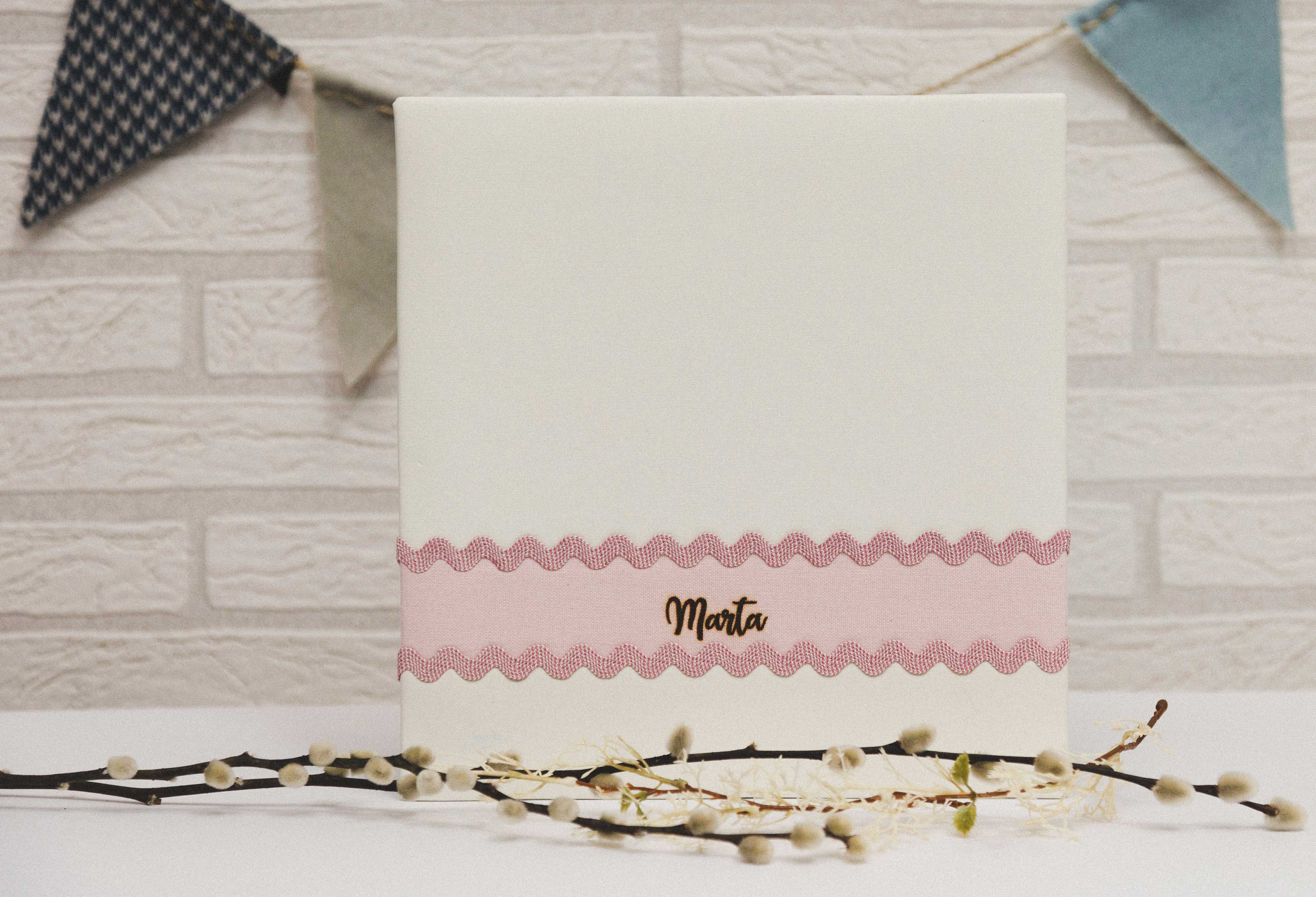 MODELO AB 122   MATERIAL POLIPIEL BLANCO MERAL CON FRAJA LINO ROSA GRABADA A FUEGO