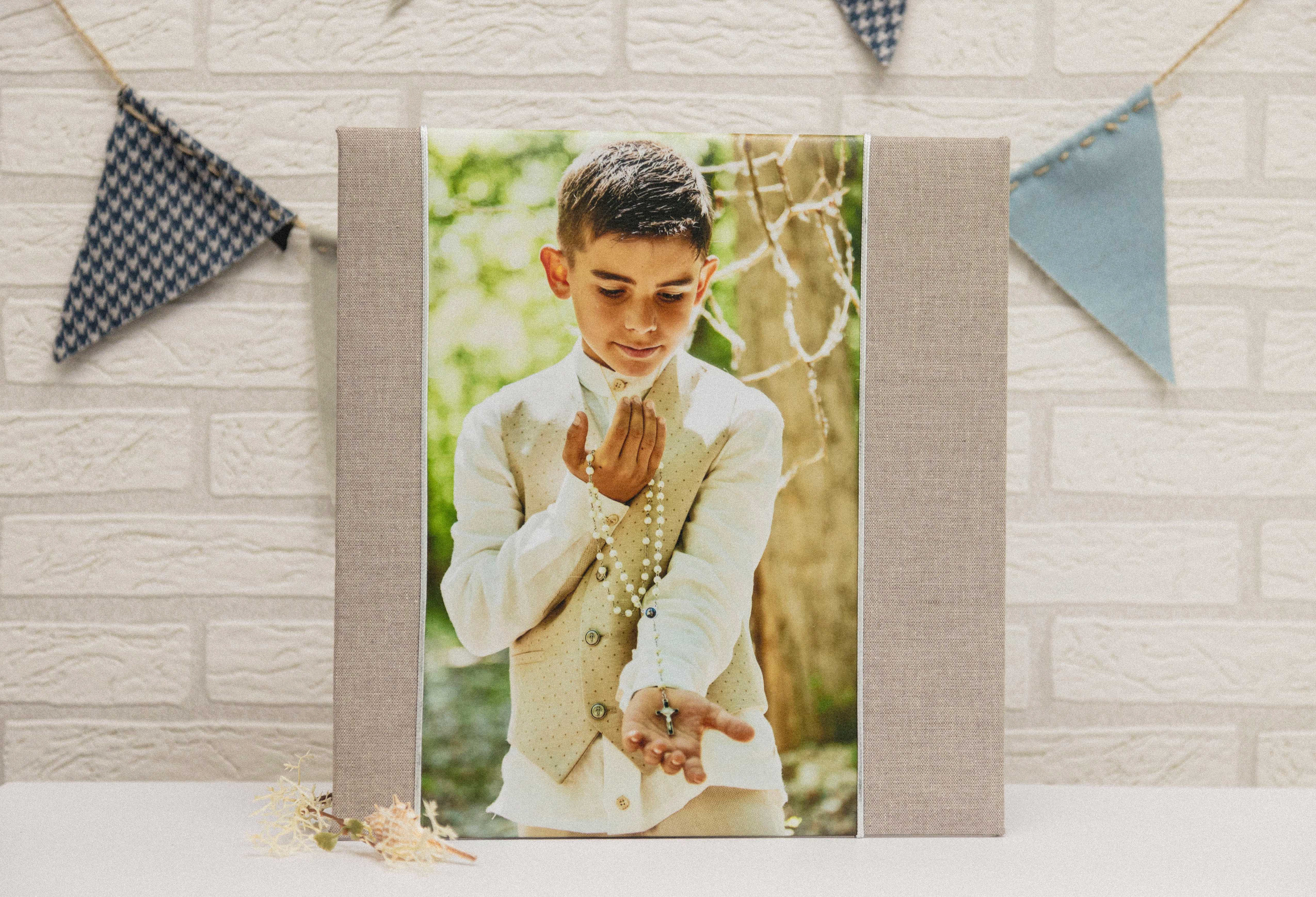 MODELO AB 164  MATERIAL LINO MARRON 0-1 FOTOGRAFIA 19X35   CON CORDON BLANCO A AMBOS LADOS DE LA FOTOGRAFIA